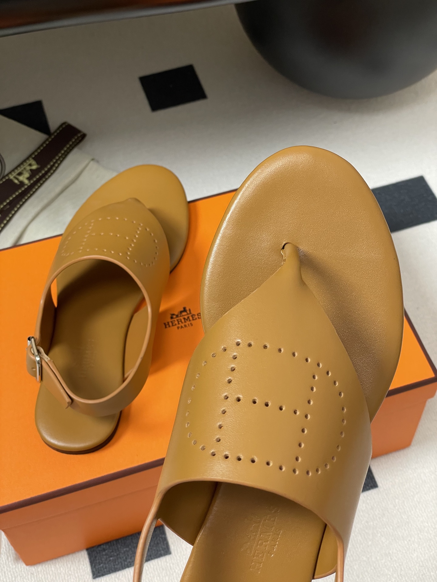 Bagsaaa H**me5 Cutout H Sandals Brown