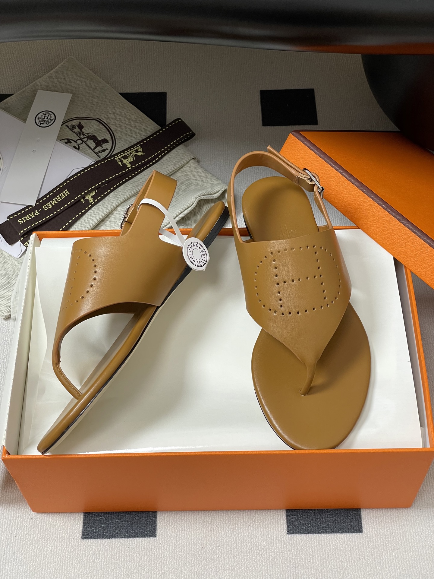 Bagsaaa H**me5 Cutout H Sandals Brown
