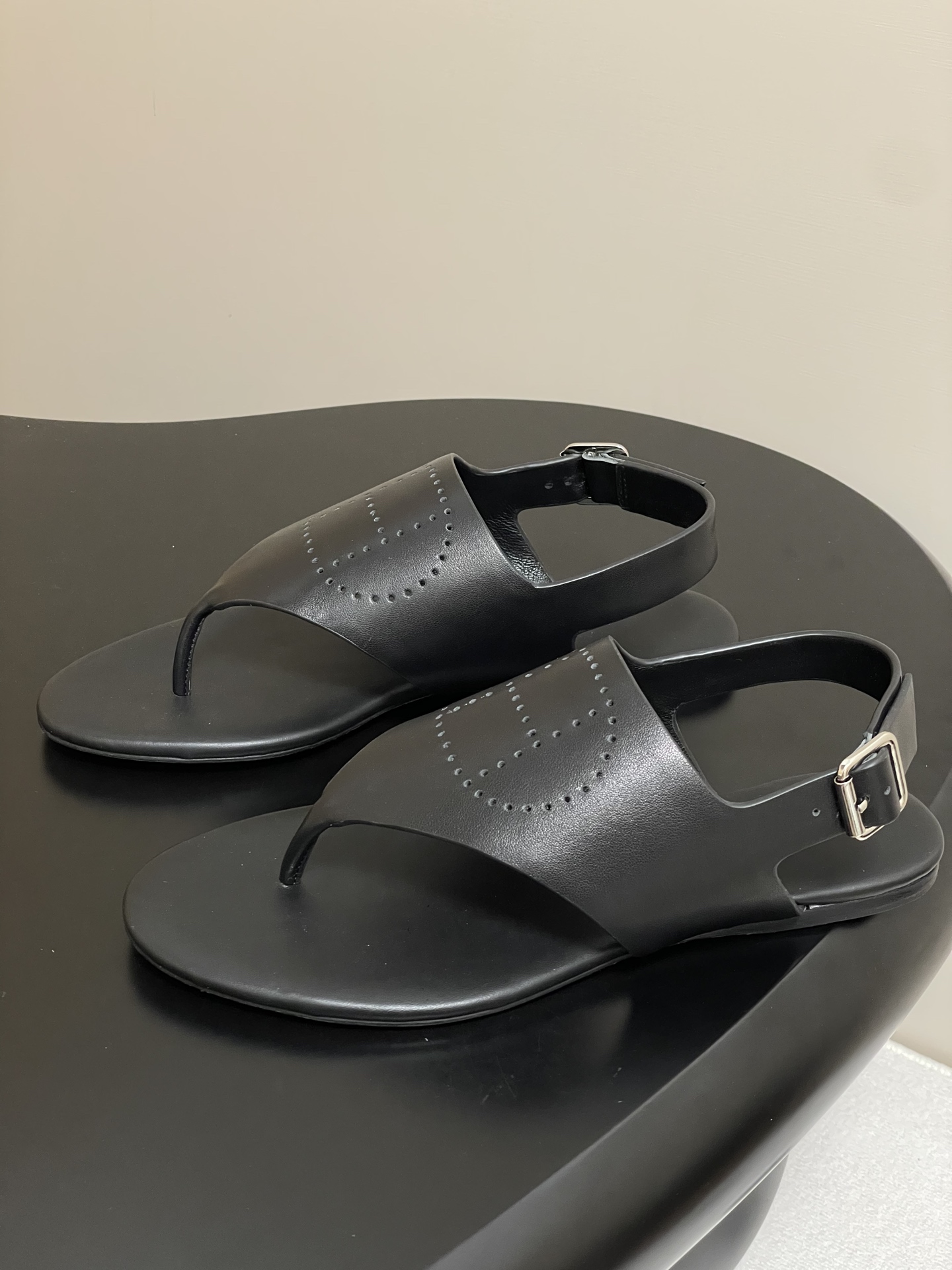 Bagsaaa H**me5 Cutout H Sandals Black