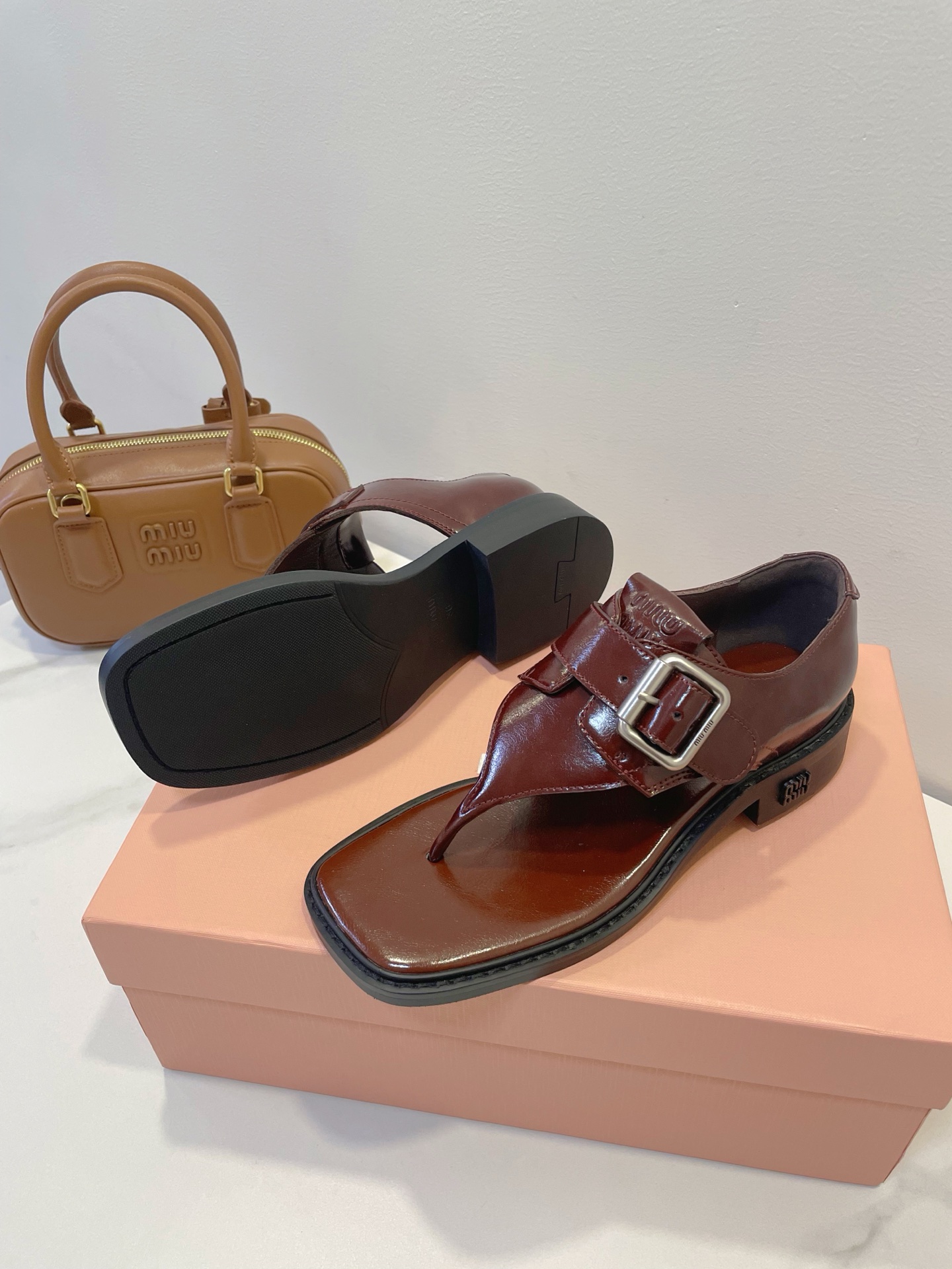 Bagsaaa Miu Miu Leather thong sandals with buckle dark brown