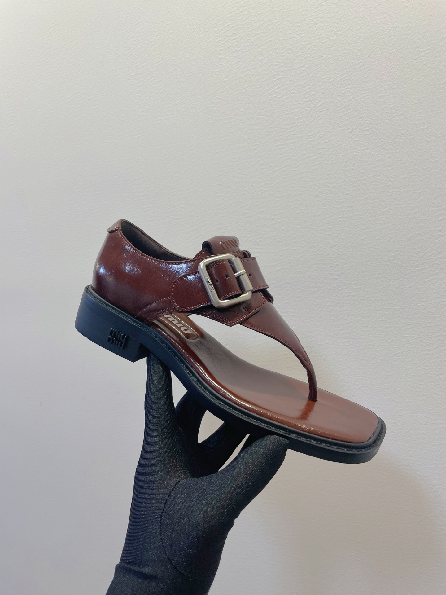 Bagsaaa Miu Miu Leather thong sandals with buckle dark brown