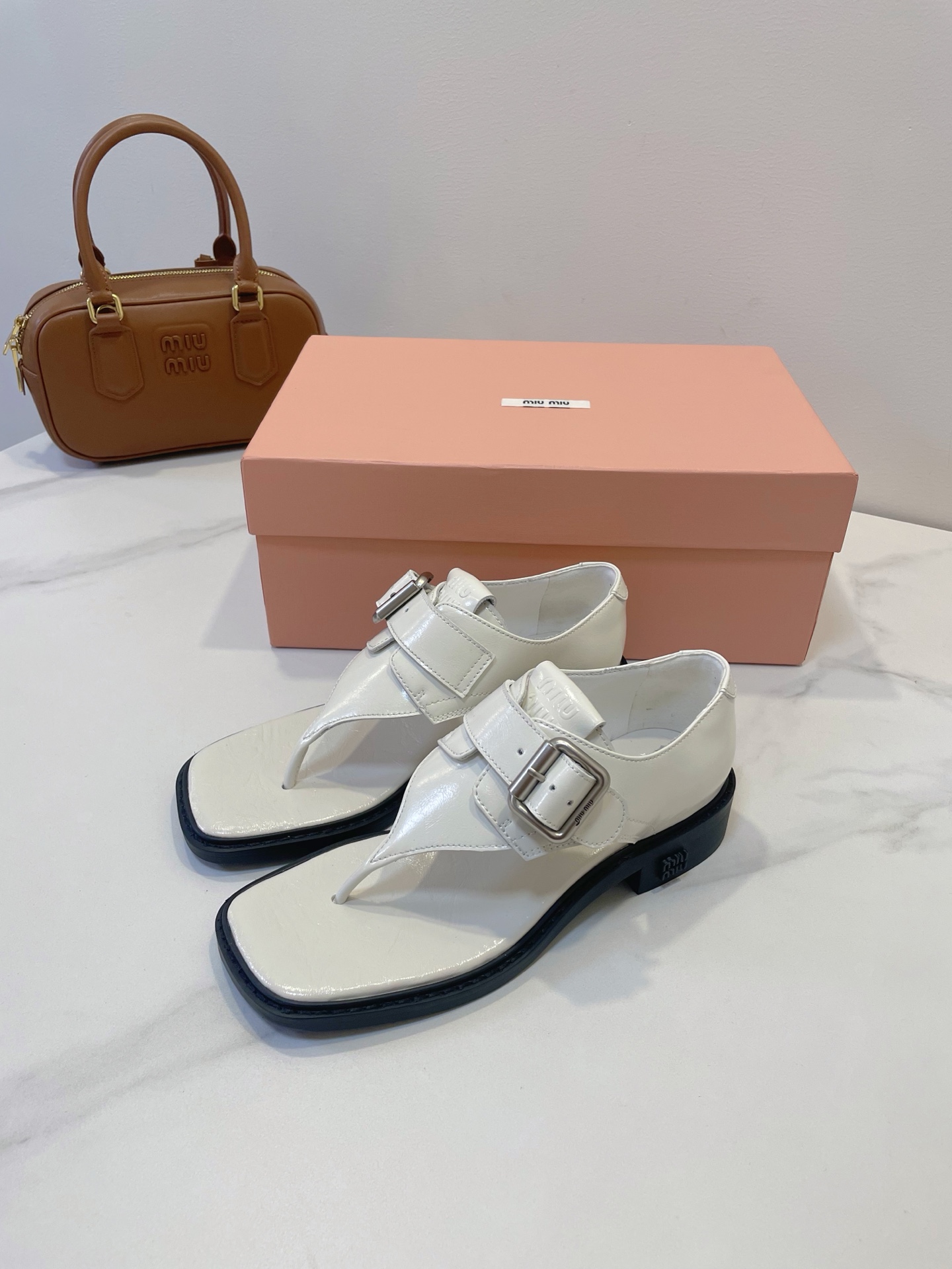 Bagsaaa Miu Miu Leather thong sandals with buckle white