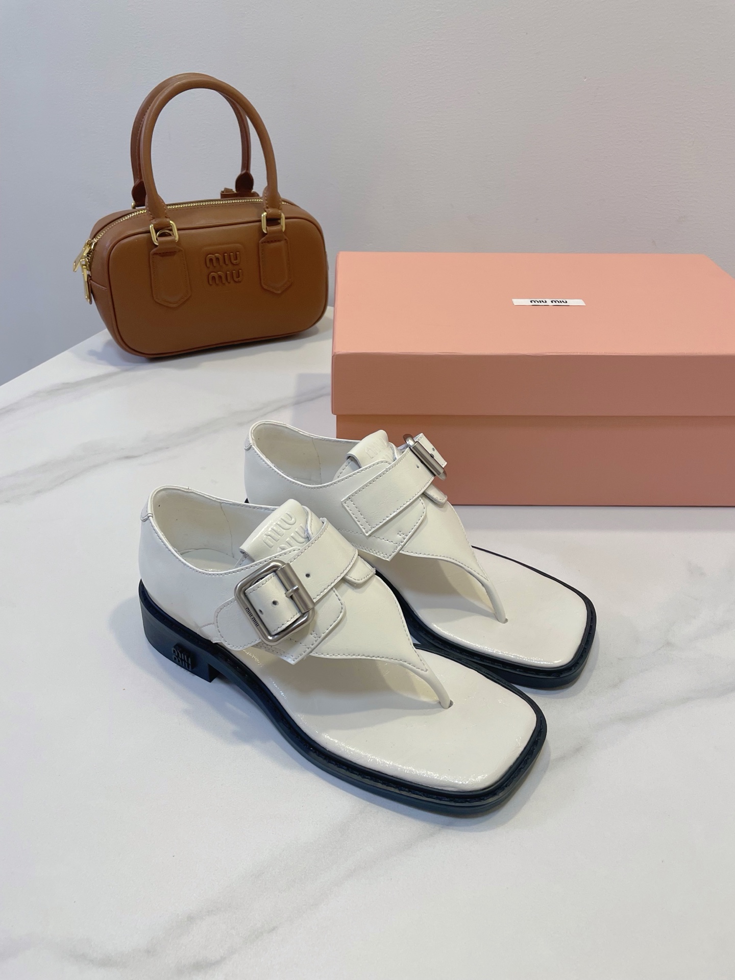 Bagsaaa Miu Miu Leather thong sandals with buckle white