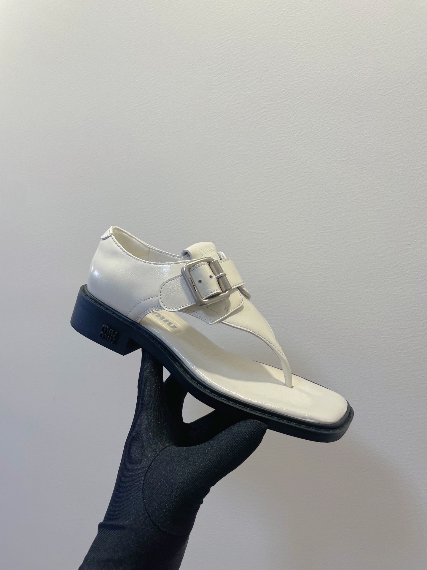 Bagsaaa Miu Miu Leather thong sandals with buckle white