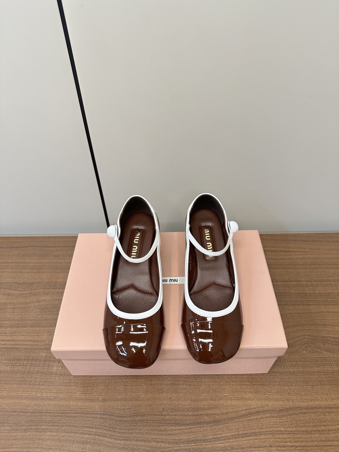 Bagsaaa Miu Miu Two-tone patent leather Mary Jane pumps Rosewood/white