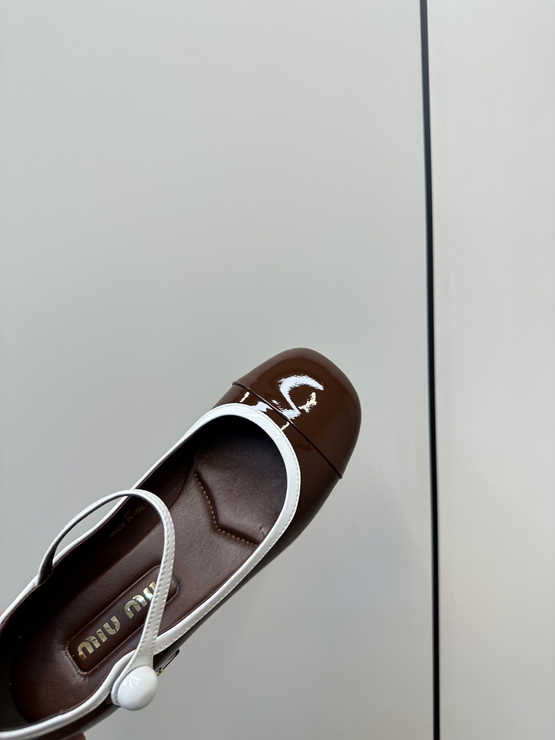 Bagsaaa Miu Miu Two-tone patent leather Mary Jane pumps Rosewood/white
