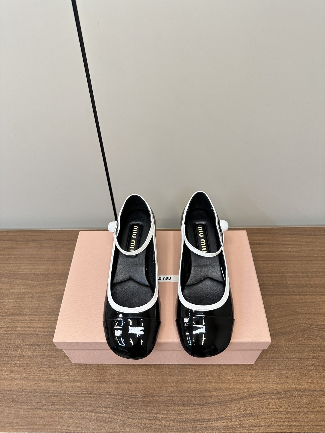 Bagsaaa Miu Miu Two-tone patent leather Mary Jane pumps Black/white