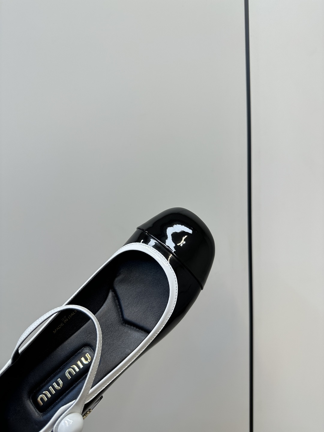 Bagsaaa Miu Miu Two-tone patent leather Mary Jane pumps Black/white
