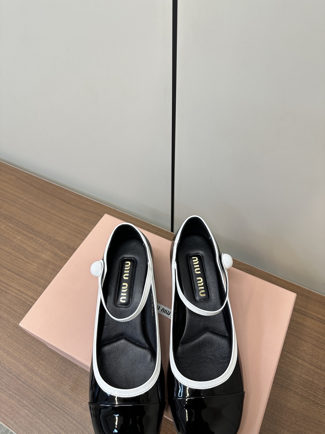 Bagsaaa Miu Miu Two-tone patent leather Mary Jane pumps Black/white