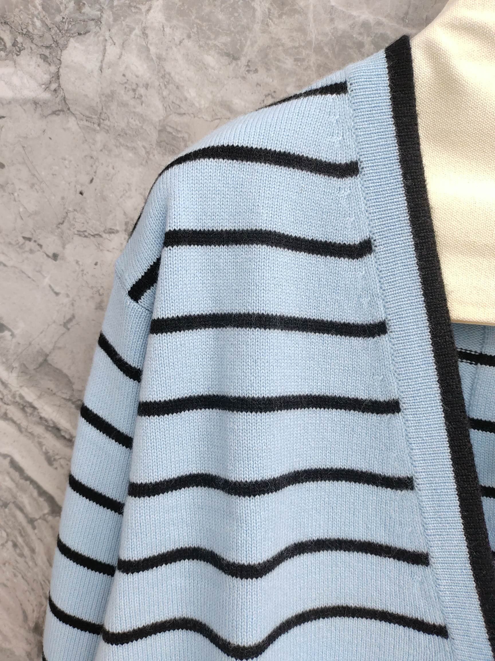 Bagsaaa Ch**el Cardigan Light Blue Cashmere P79532