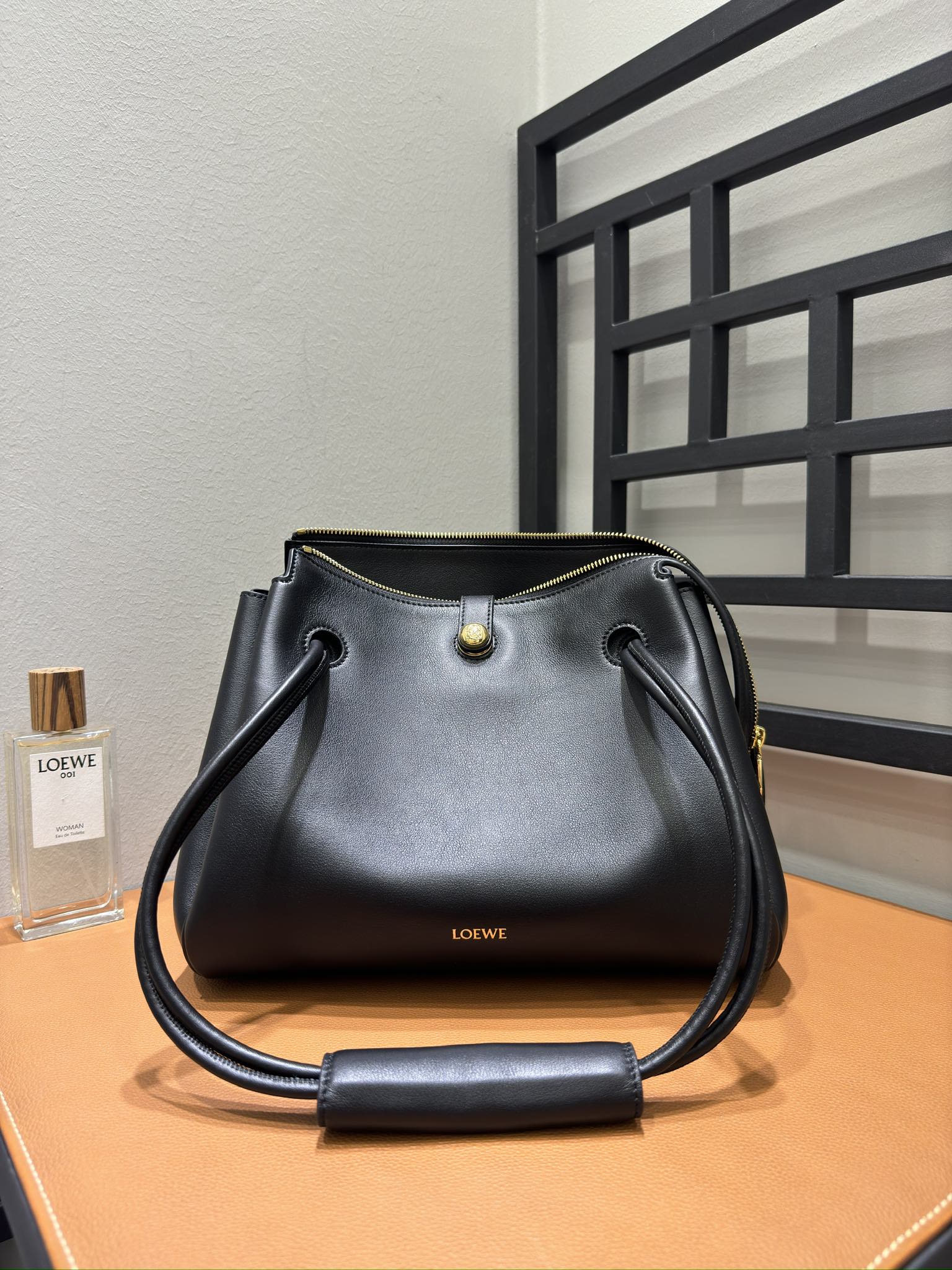 Bagsaaa L0ew* Medium Madrid bag in S*pple calfskin black - 29cm
