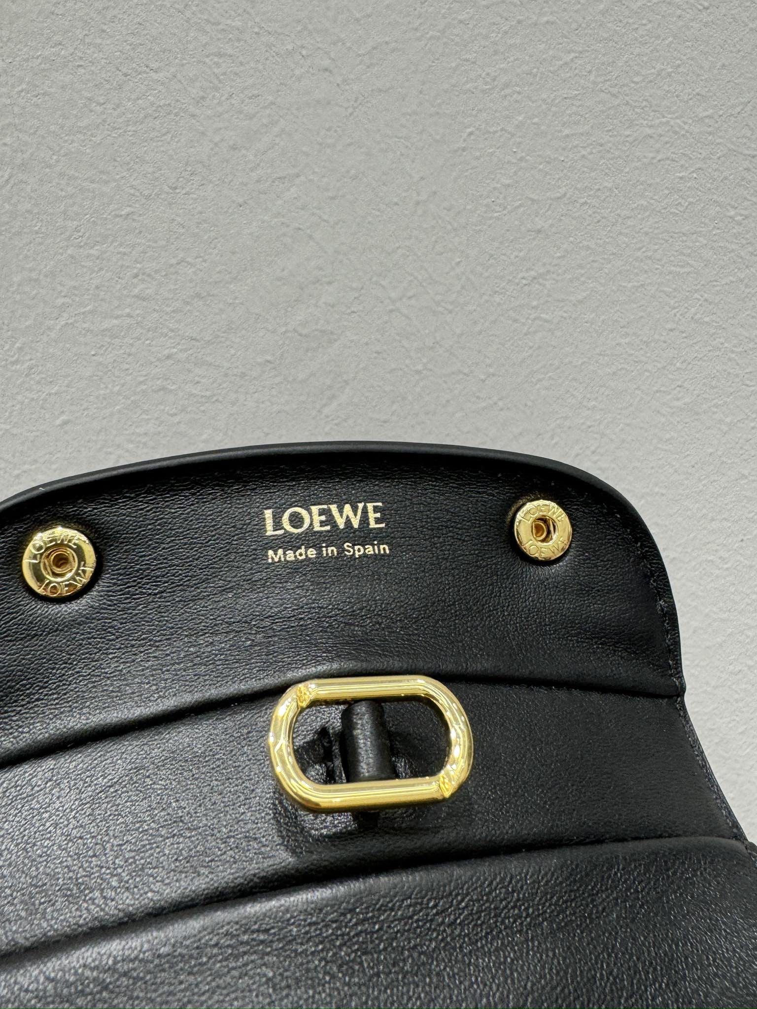 Bagsaaa L0ew* Medium Madrid bag in S*pple calfskin black - 29cm
