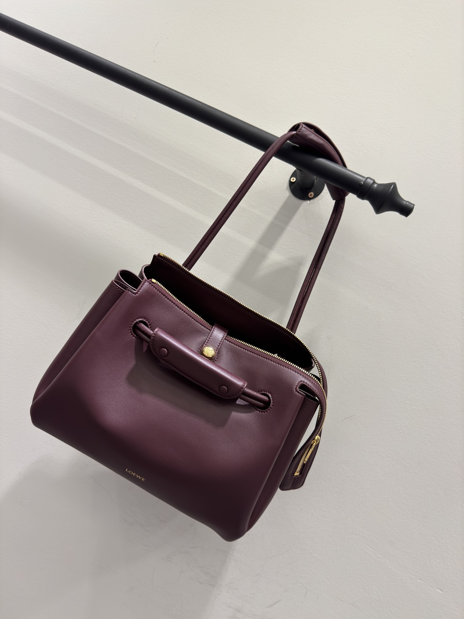 Bagsaaa L0ew* Medium Madrid bag in S*pple calfskin burgundy - 29cm