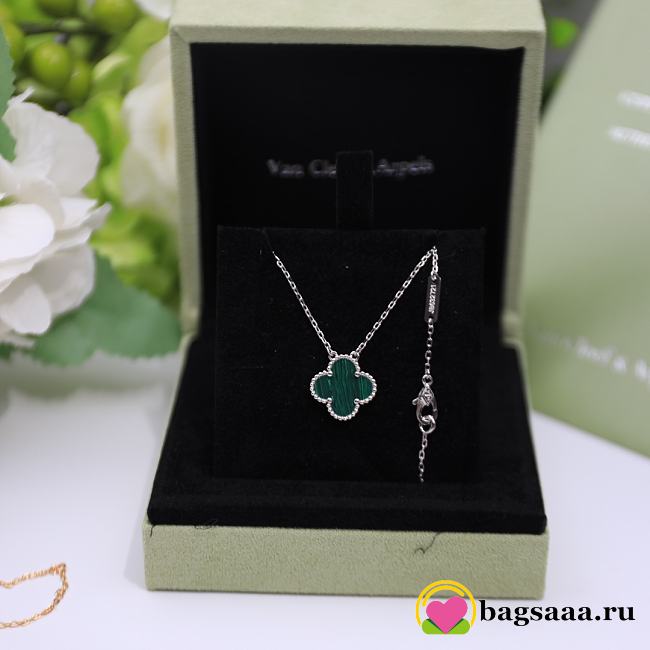 Bagsaaa V*n Cl**f & Arp*1s Clover Green Necklace (silver)