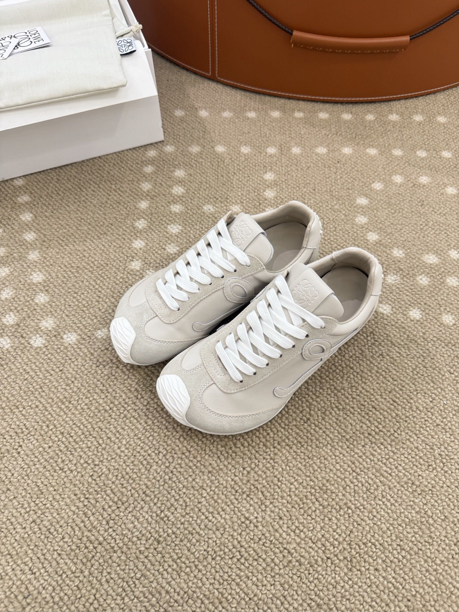 Bagsaaa L0ew* Ballet Runner 2.0 in soft calfskin light beige