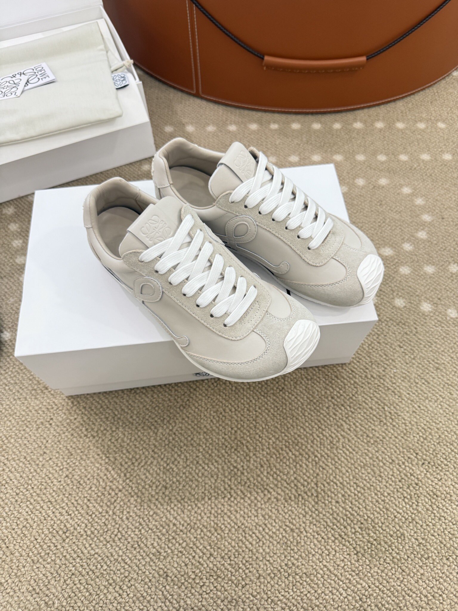 Bagsaaa L0ew* Ballet Runner 2.0 in soft calfskin light beige
