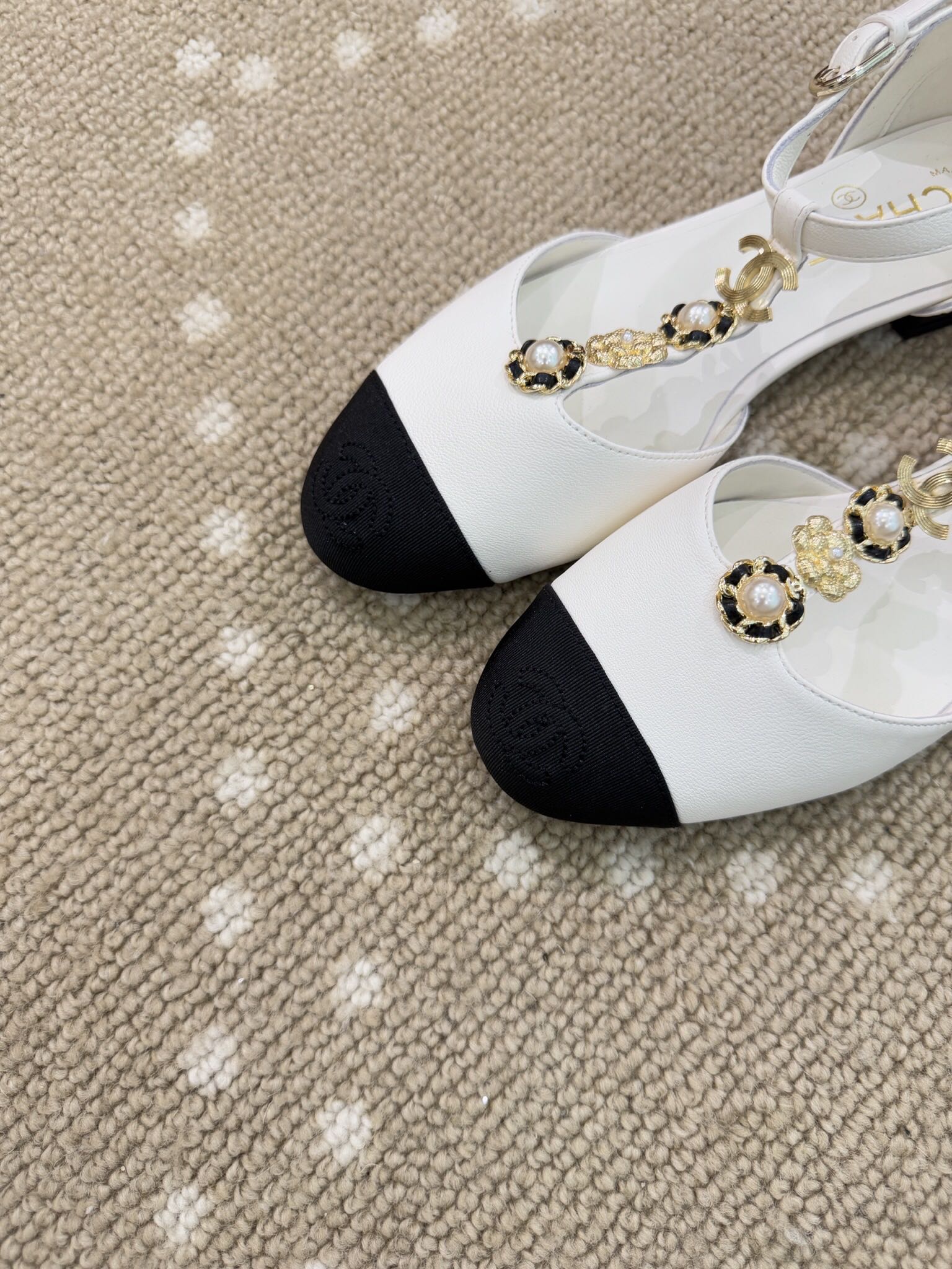 Bagsaaa Ch**el Mary Jane Heels with Floral White