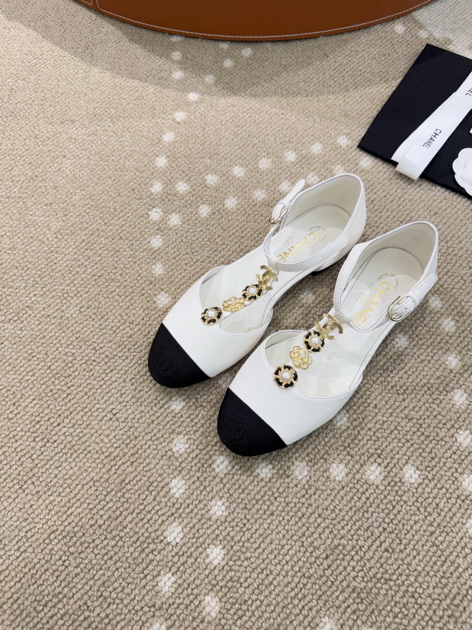 Bagsaaa Ch**el Mary Jane Heels with Floral White