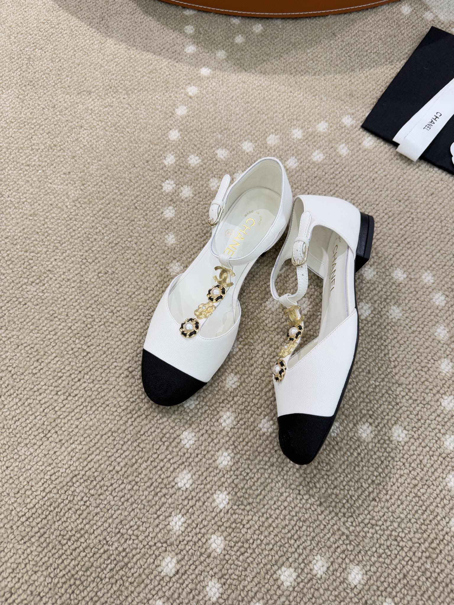 Bagsaaa Ch**el Mary Jane Heels with Floral White
