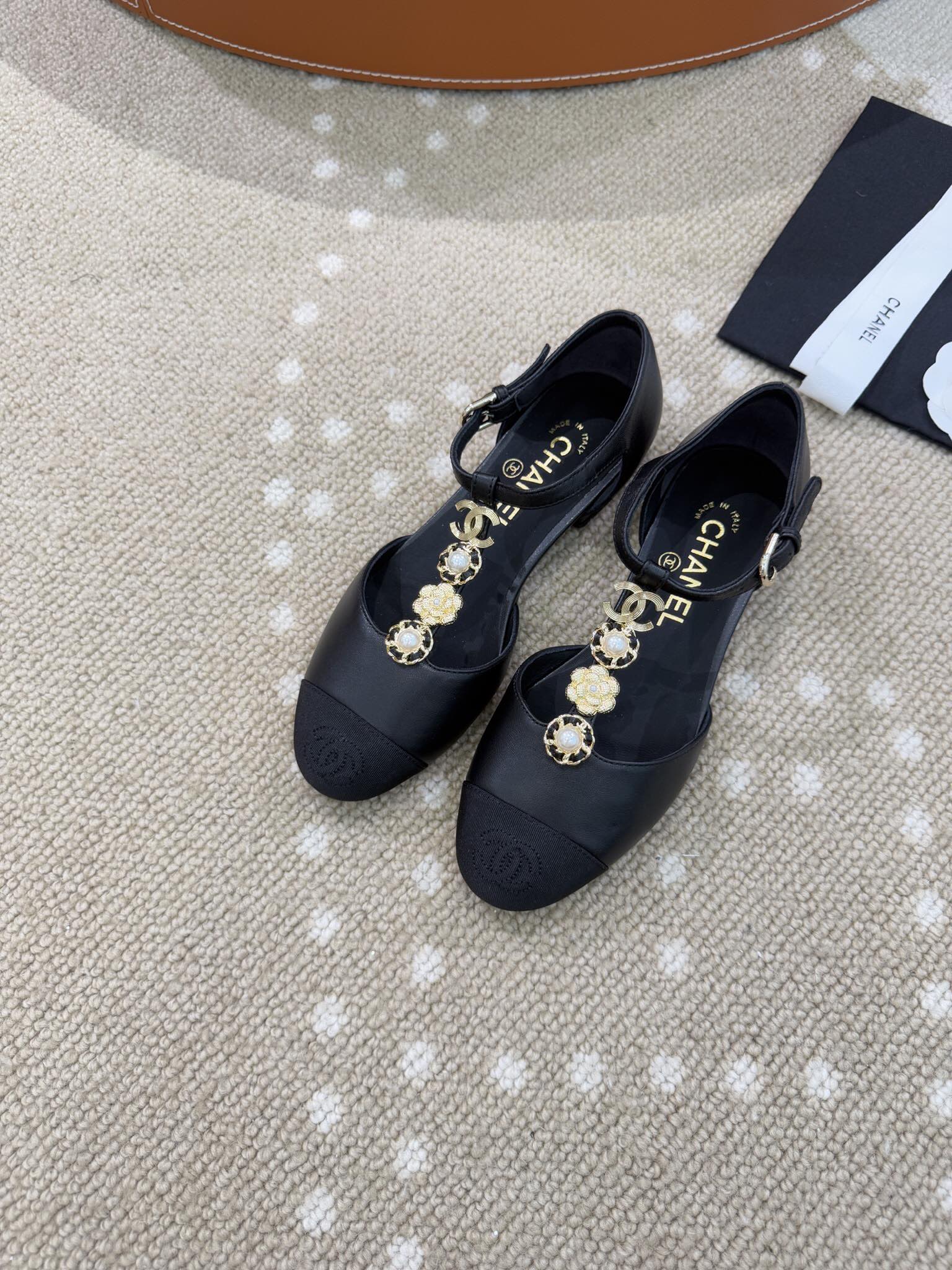 Bagsaaa Ch**el Mary Jane Heels with Floral Black