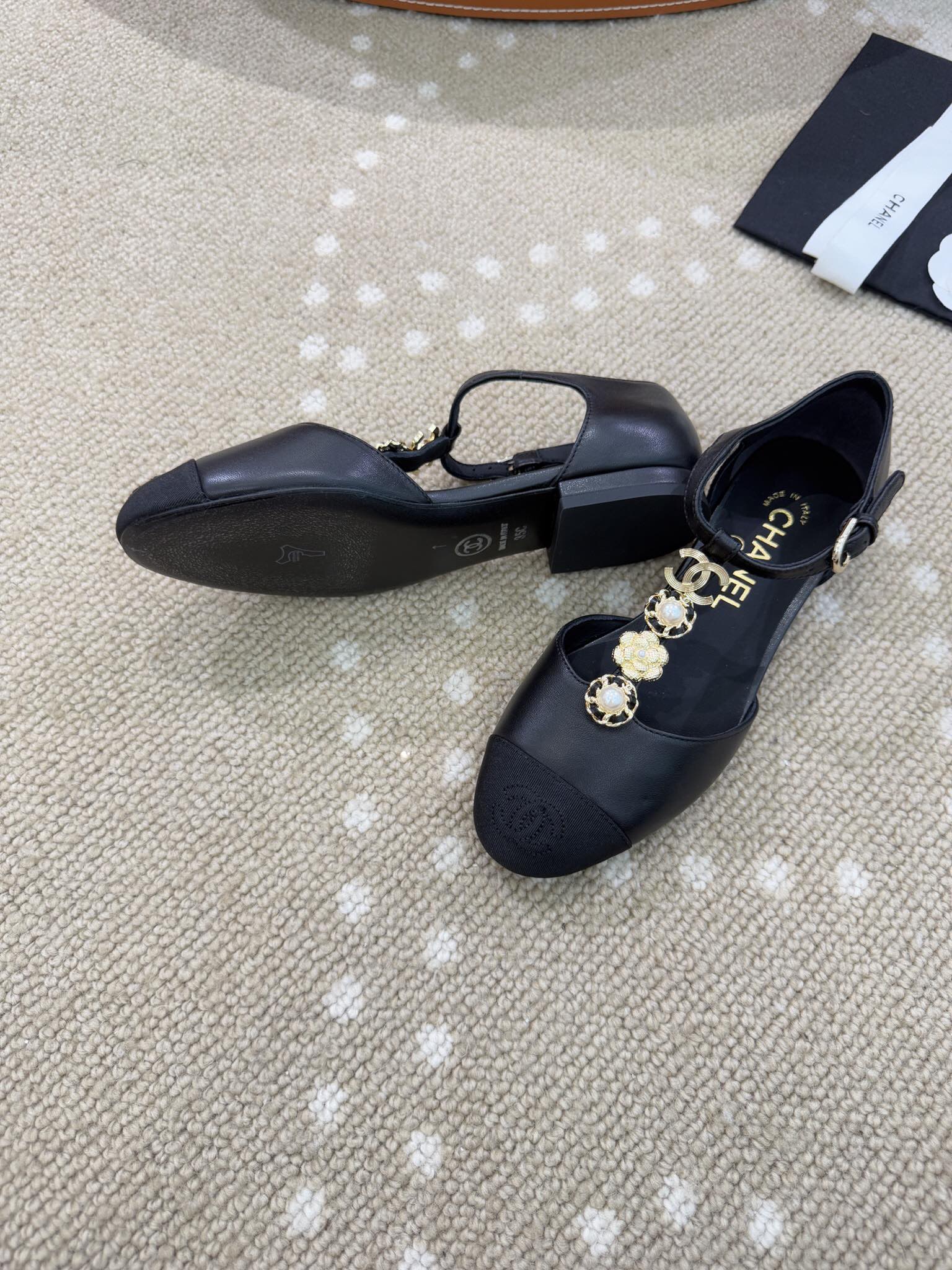 Bagsaaa Ch**el Mary Jane Heels with Floral Black