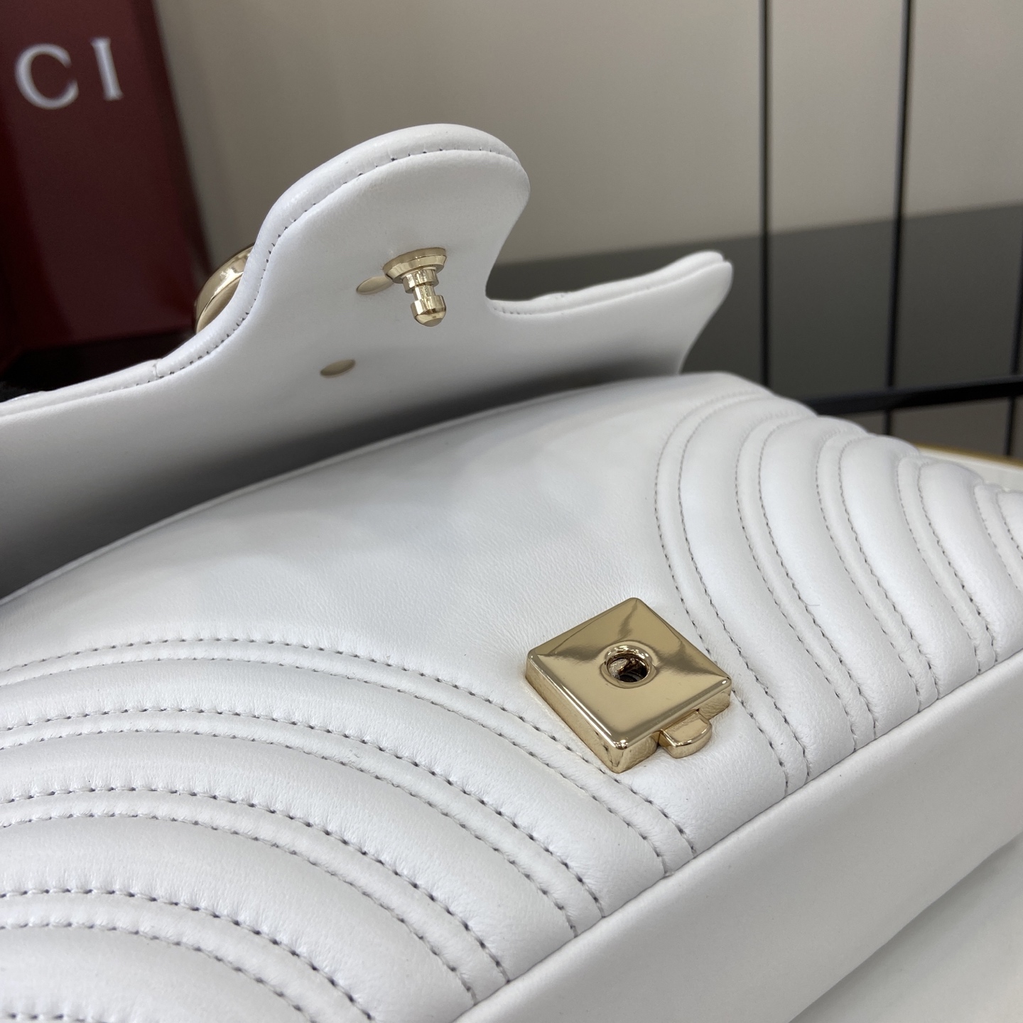 Bagsaaa Gvc*1 GG Marmont medium shoulder bag 837267 white - 26cm