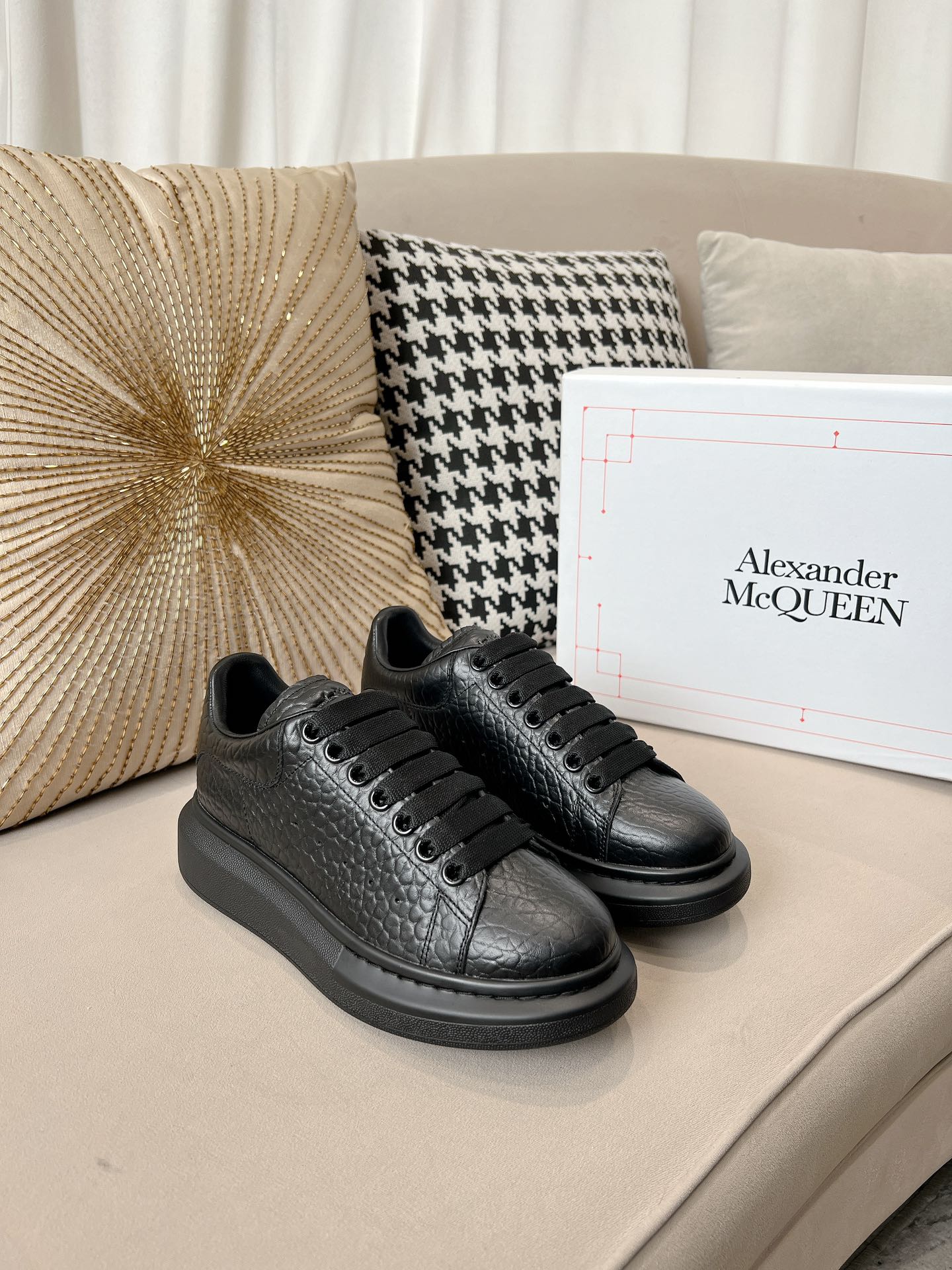 Bagsaaa A1exa*der Mcqv*en Oversized Black Sneakers