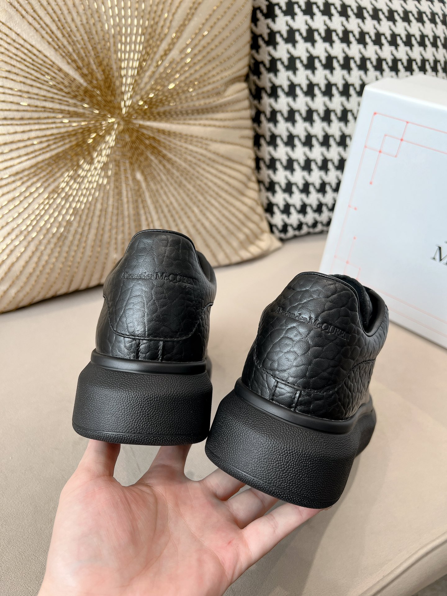 Bagsaaa A1exa*der Mcqv*en Oversized Black Sneakers