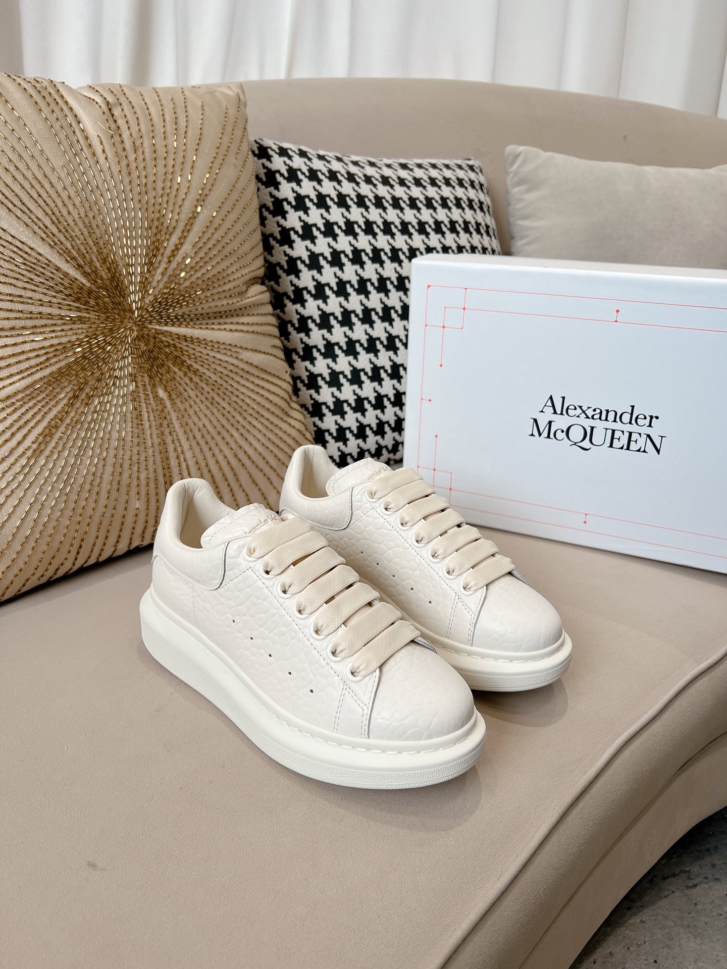 Bagsaaa A1exa*der Mcqv*en Oversized White Sneakers