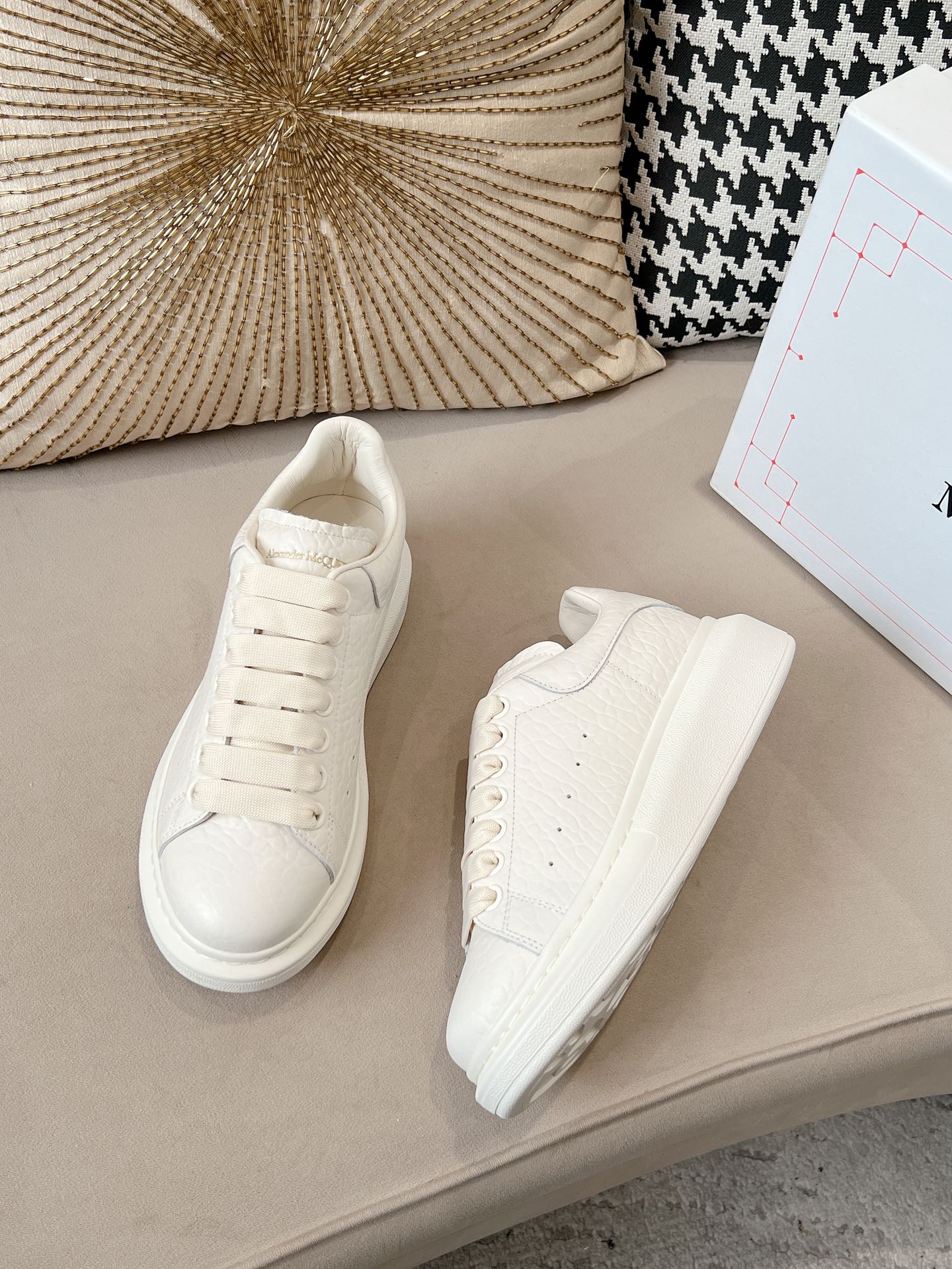 Bagsaaa A1exa*der Mcqv*en Oversized White Sneakers