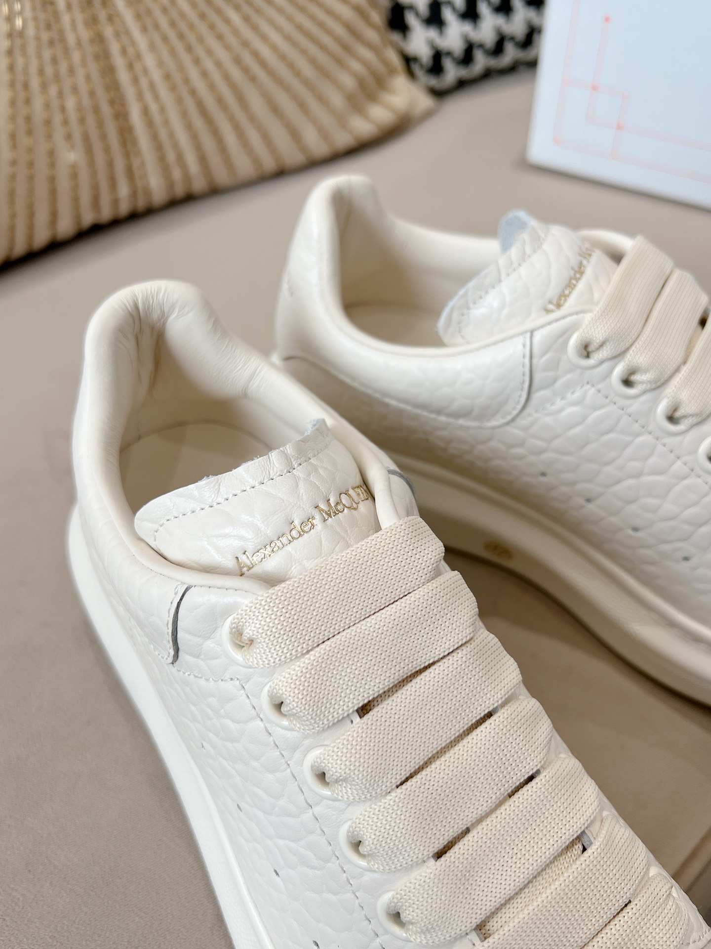 Bagsaaa A1exa*der Mcqv*en Oversized White Sneakers