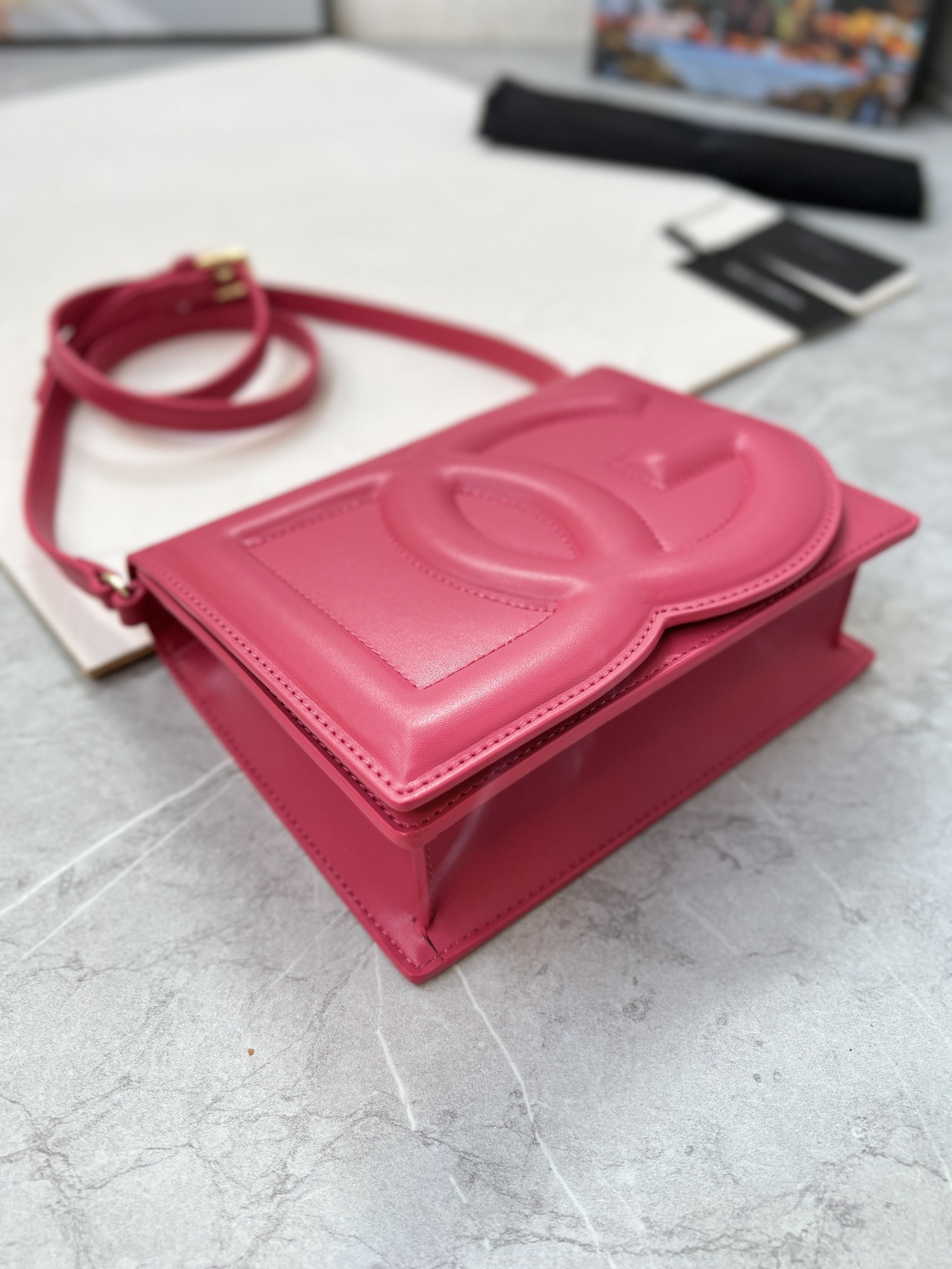 Bagsaaa Dolce & Gabbana Calfskin DG Logo Bag crossbody bag pink - 20cm