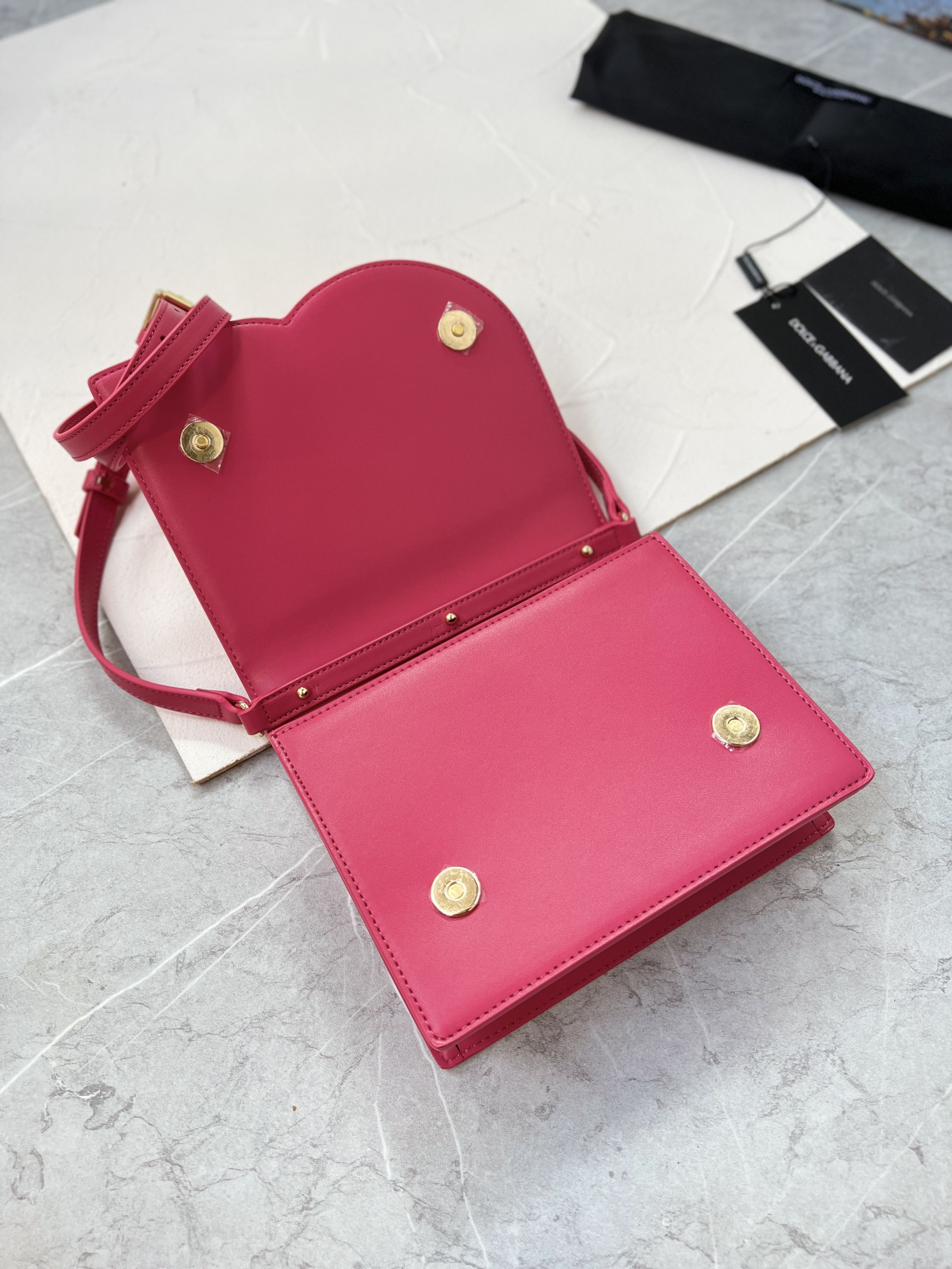 Bagsaaa Dolce & Gabbana Calfskin DG Logo Bag crossbody bag pink - 20cm