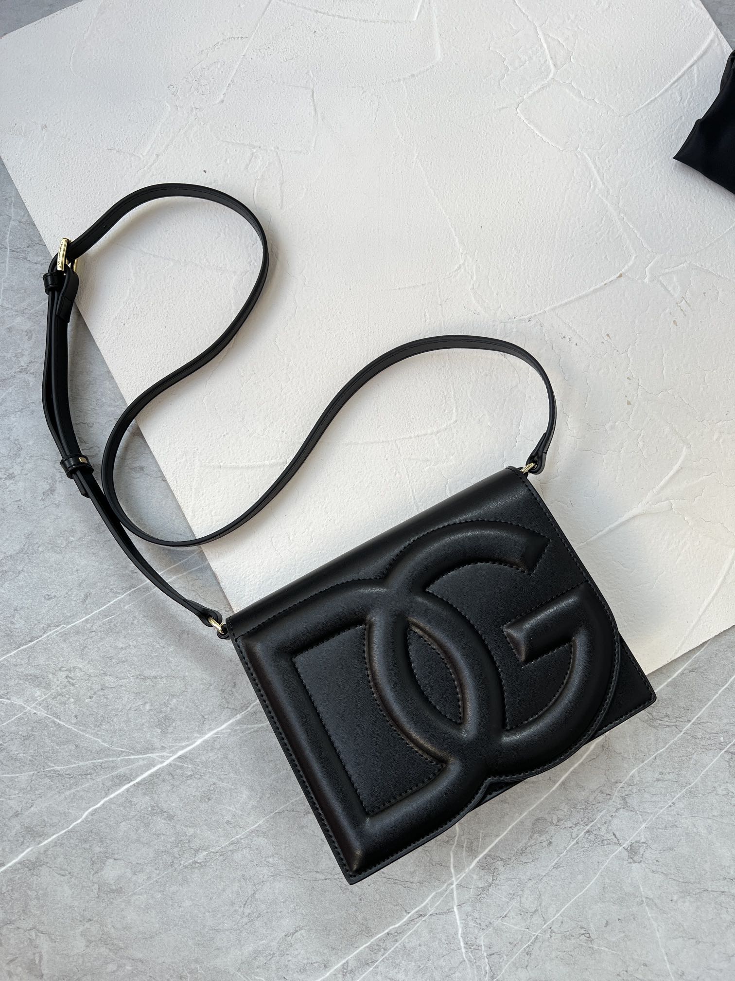 Bagsaaa Dolce & Gabbana Calfskin DG Logo Bag crossbody bag black - 20cm