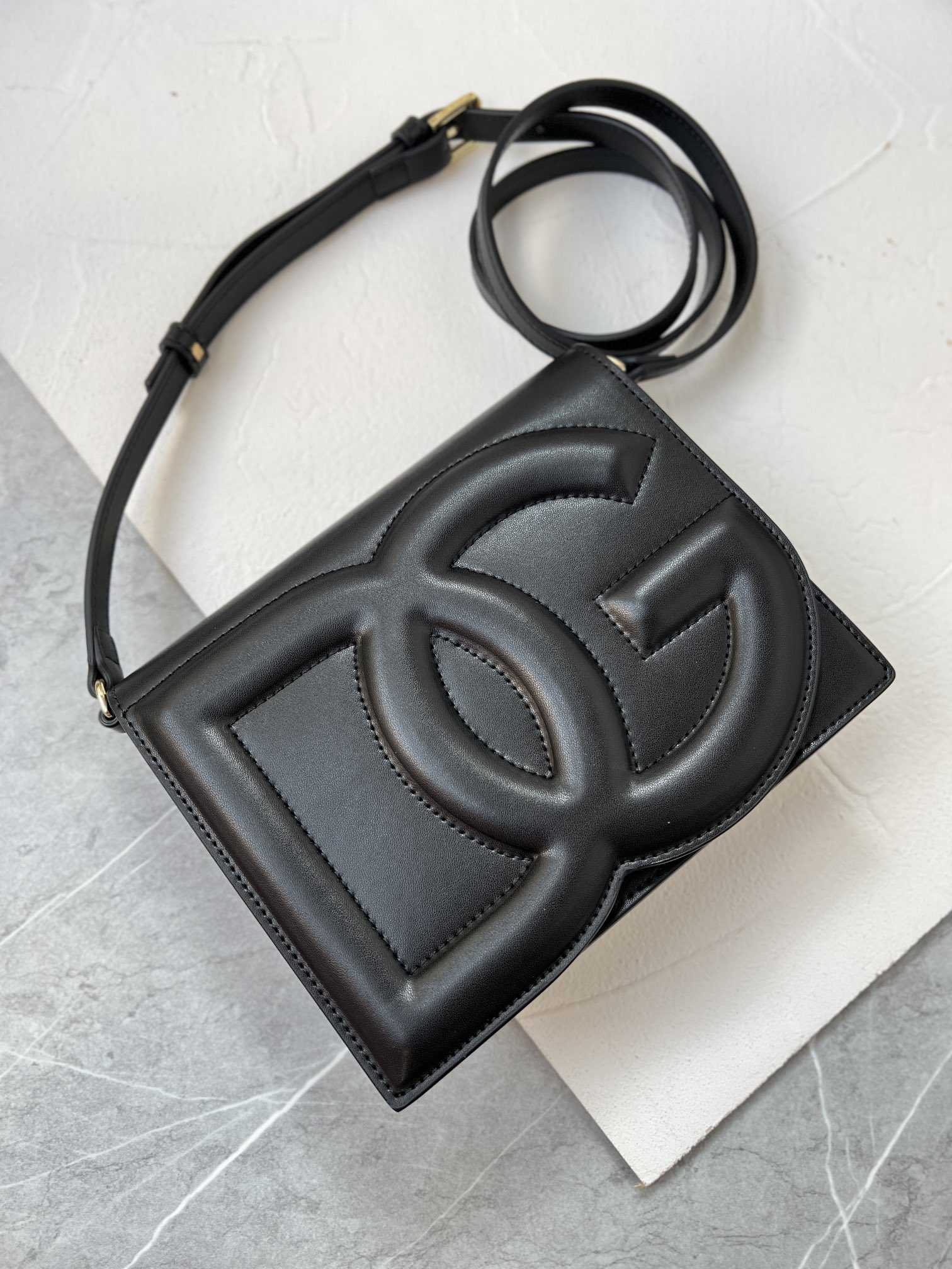 Bagsaaa Dolce & Gabbana Calfskin DG Logo Bag crossbody bag black - 20cm