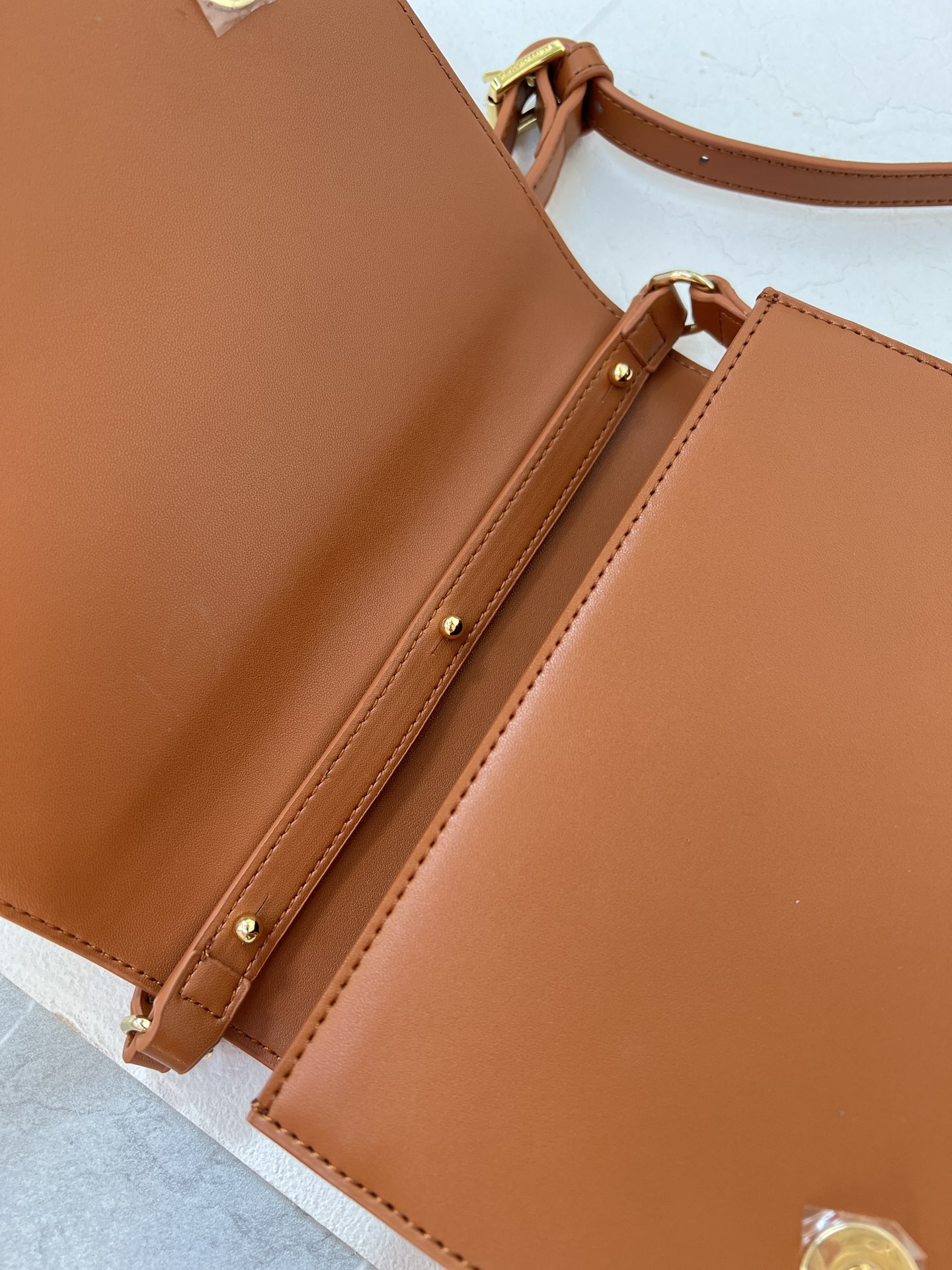 Bagsaaa Dolce & Gabbana Calfskin DG Logo Bag crossbody bag brown - 20cm