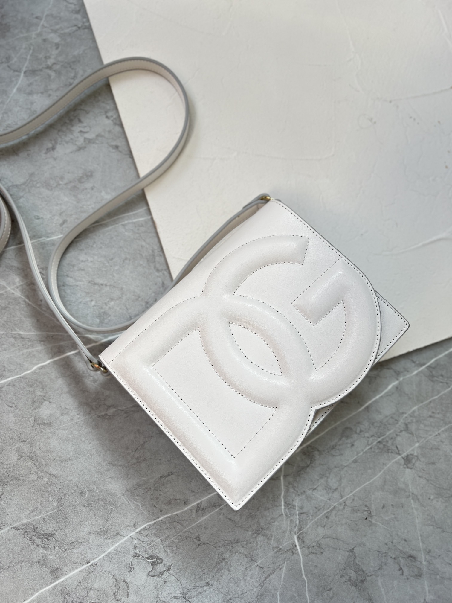 Bagsaaa Dolce & Gabbana Calfskin DG Logo Bag crossbody bag white - 20cm