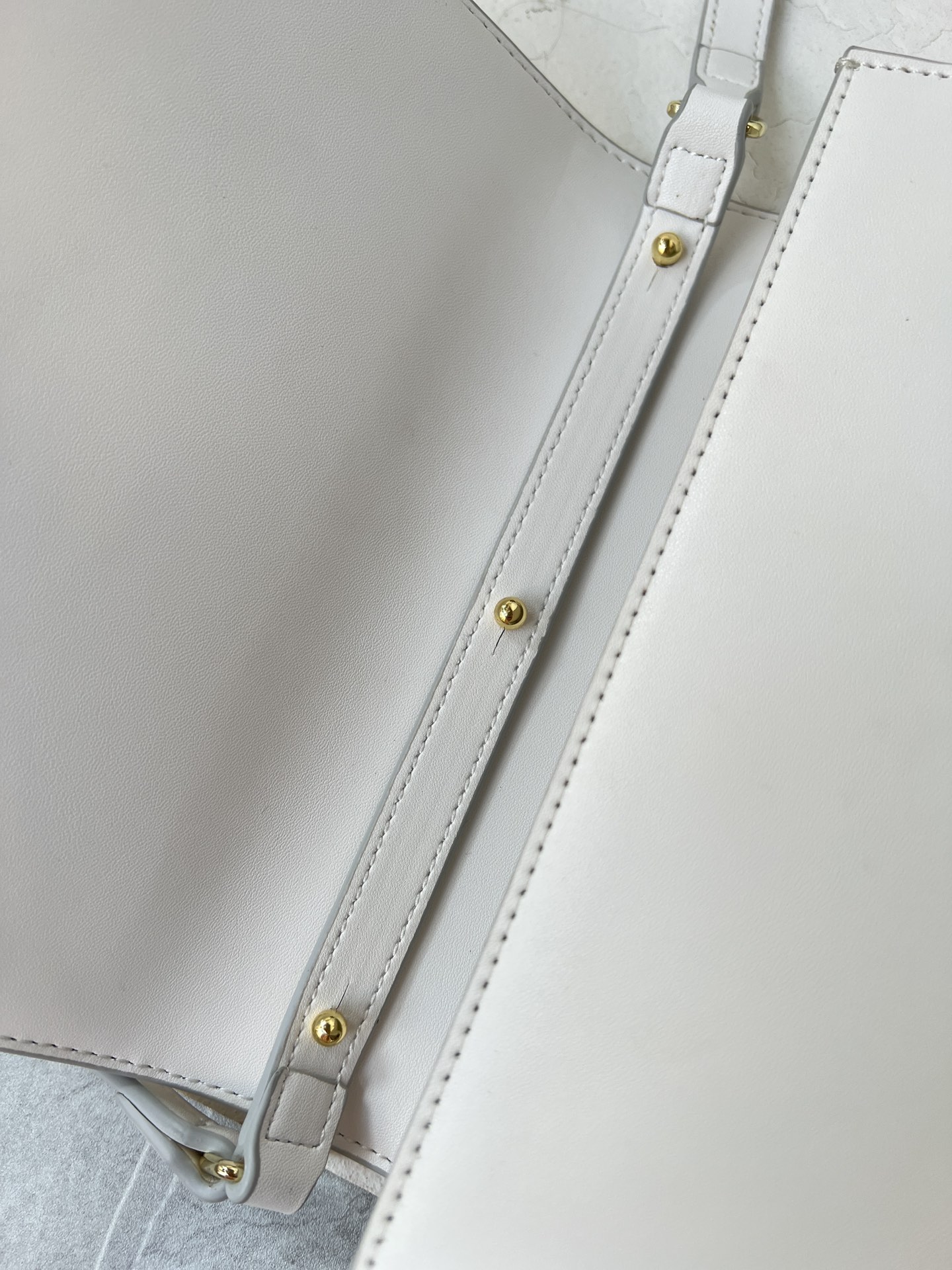 Bagsaaa Dolce & Gabbana Calfskin DG Logo Bag crossbody bag white - 20cm