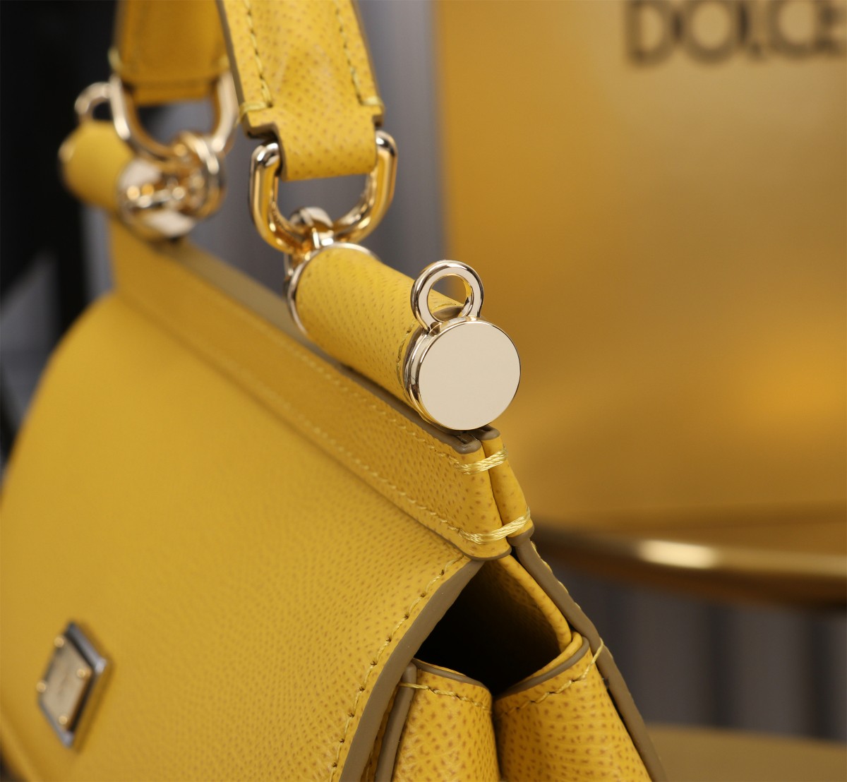 Bagsaaa Dolce & Gabbana Small Sicily handbag yellow - 19cm