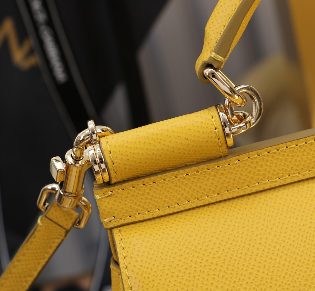 Bagsaaa Dolce & Gabbana Small Sicily handbag yellow - 19cm
