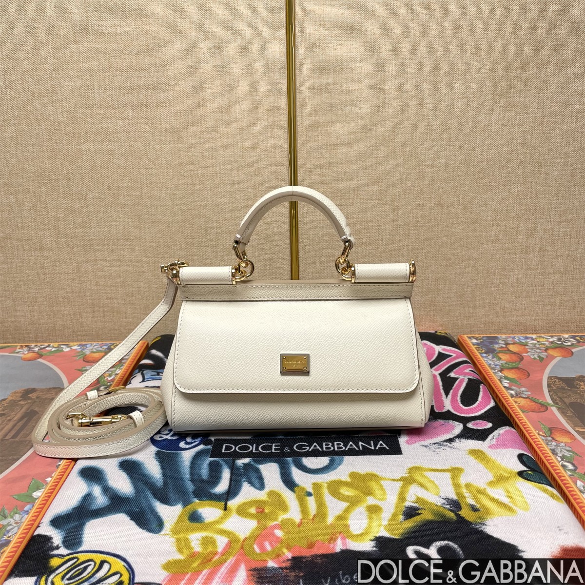 Bagsaaa Dolce & Gabbana Small Sicily handbag off white - 19cm