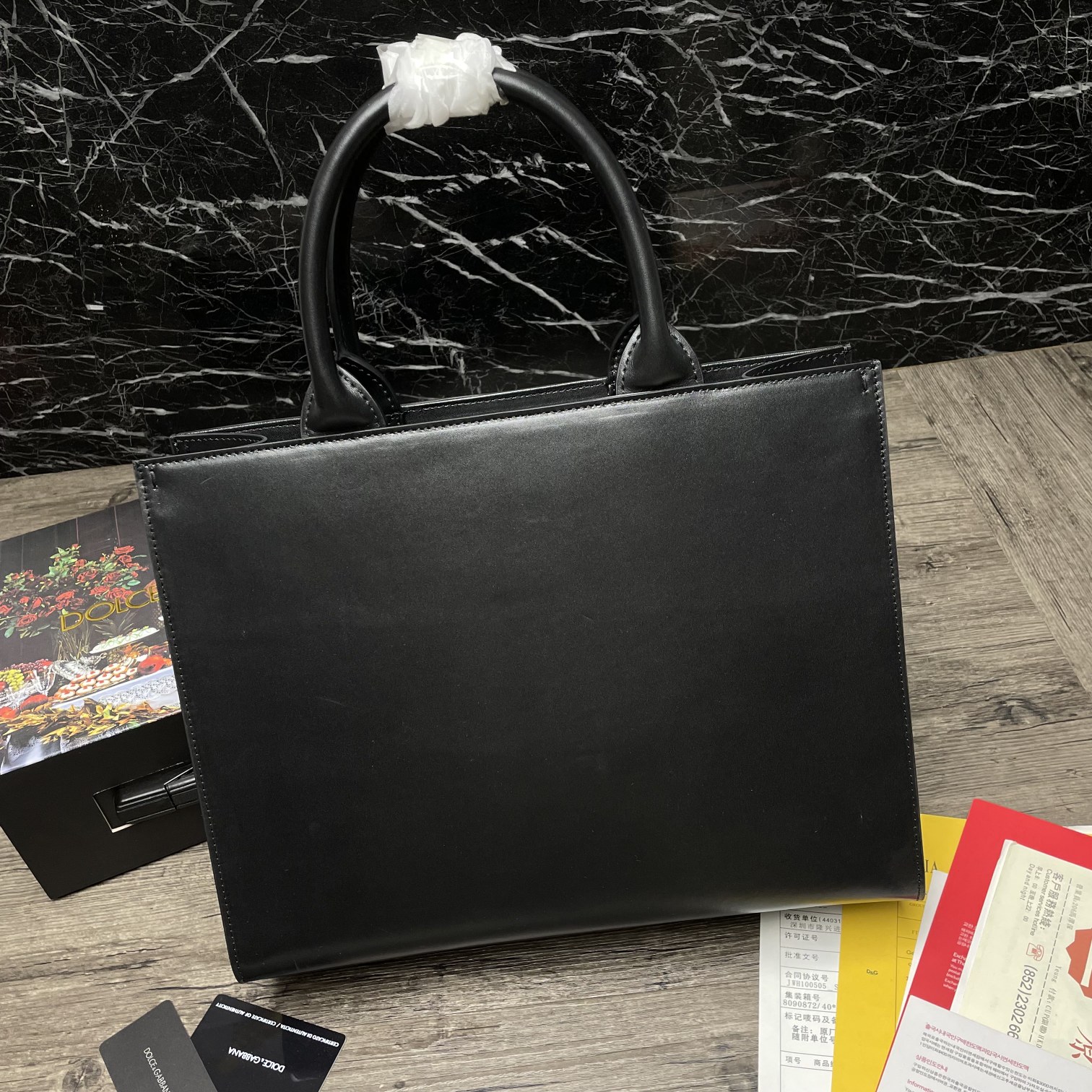 Bagsaaa Dolce & Gabbana Small calfskin DG Daily shopper black - 37cm