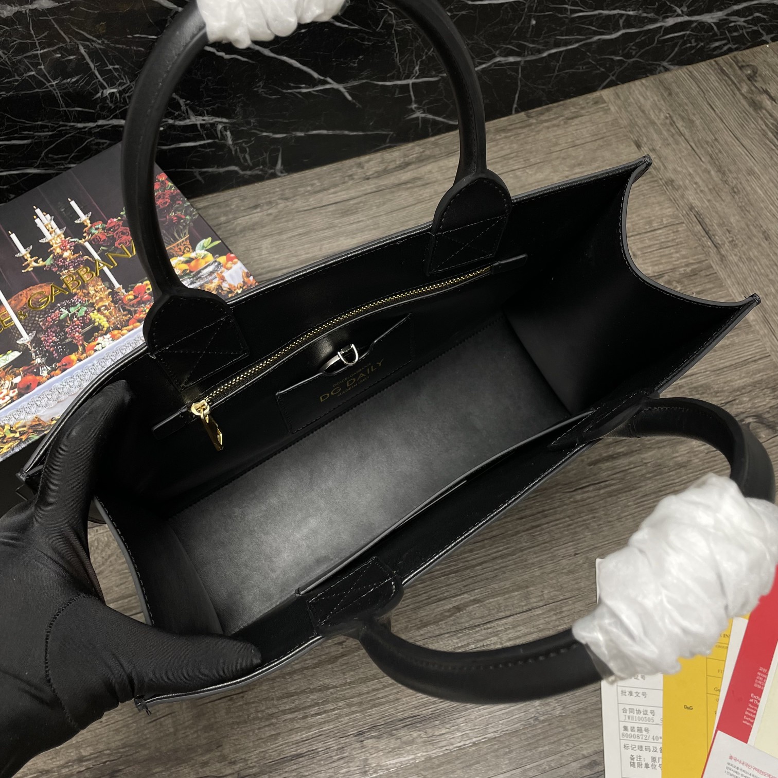 Bagsaaa Dolce & Gabbana Small calfskin DG Daily shopper black - 37cm