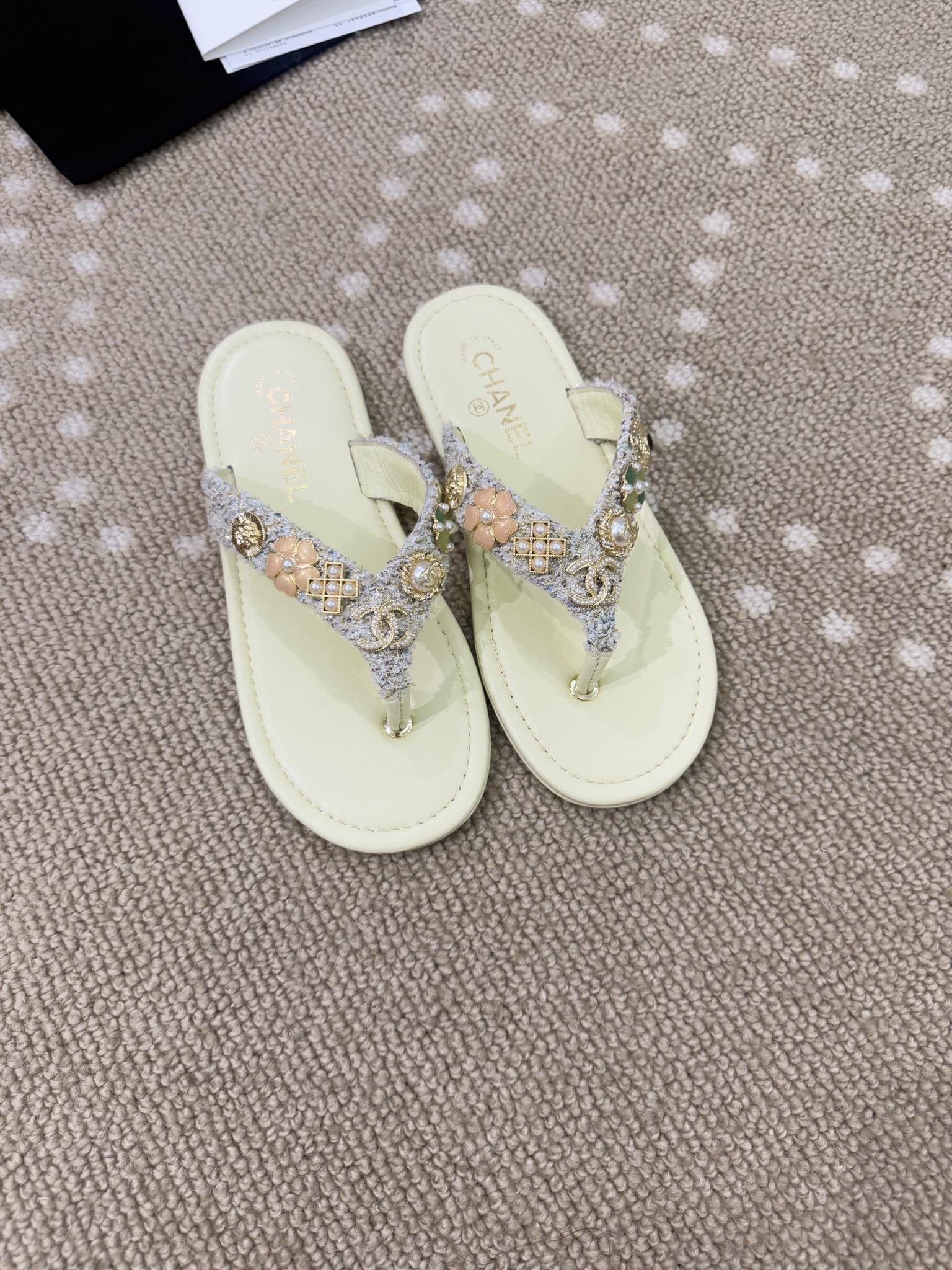 Bagsaaa Ch**el Thongs G46304 Light Yellow