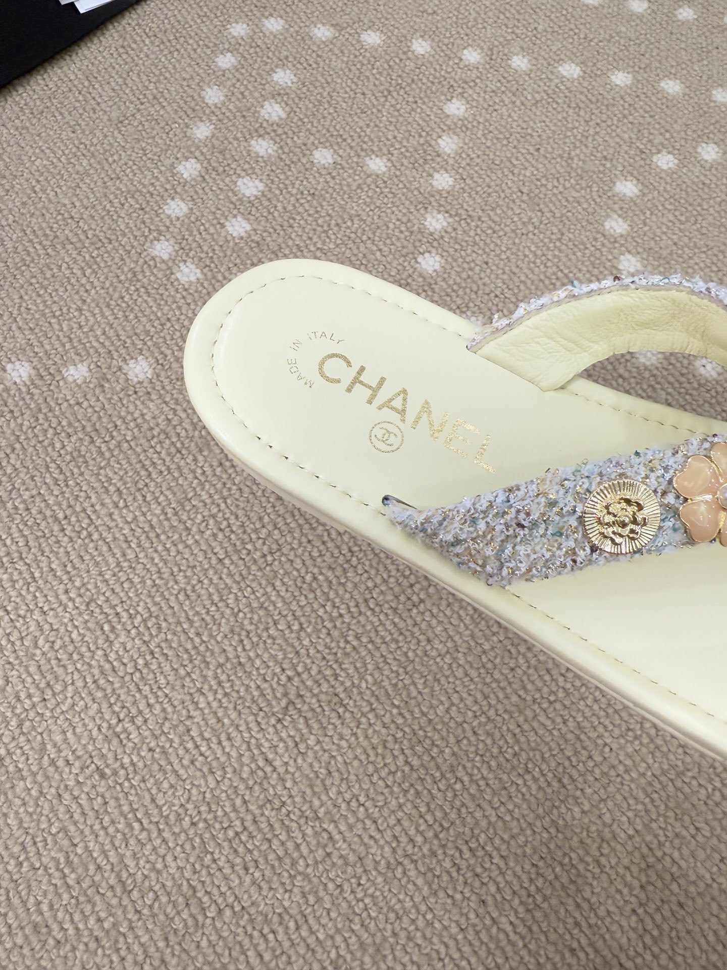 Bagsaaa Ch**el Thongs G46304 Light Yellow