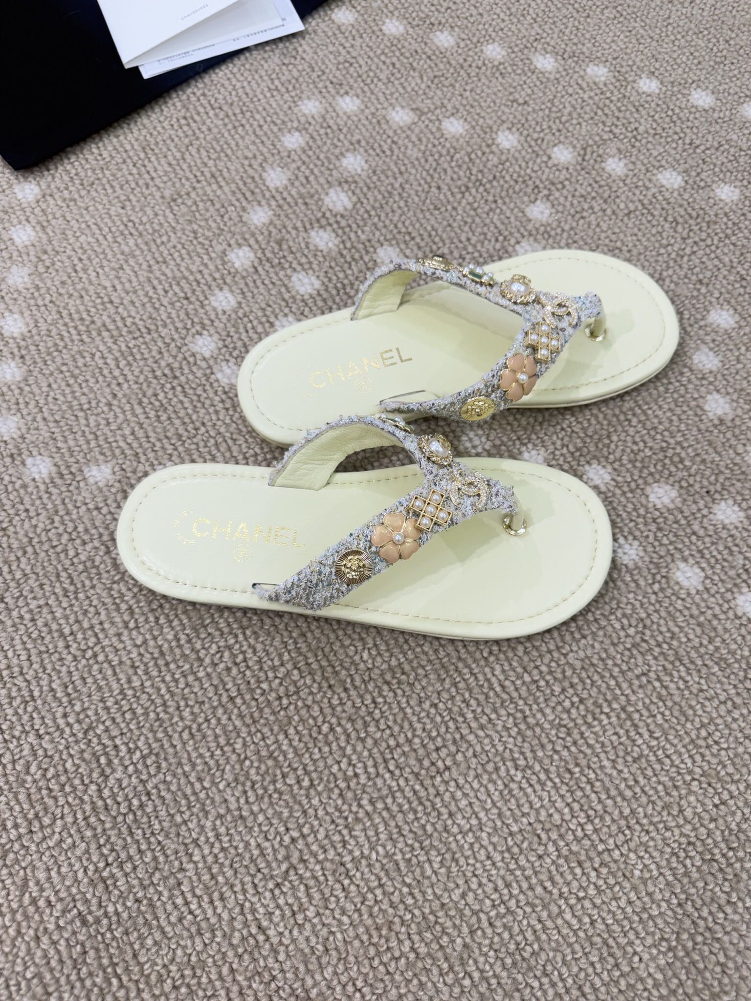 Bagsaaa Ch**el Thongs G46304 Light Yellow
