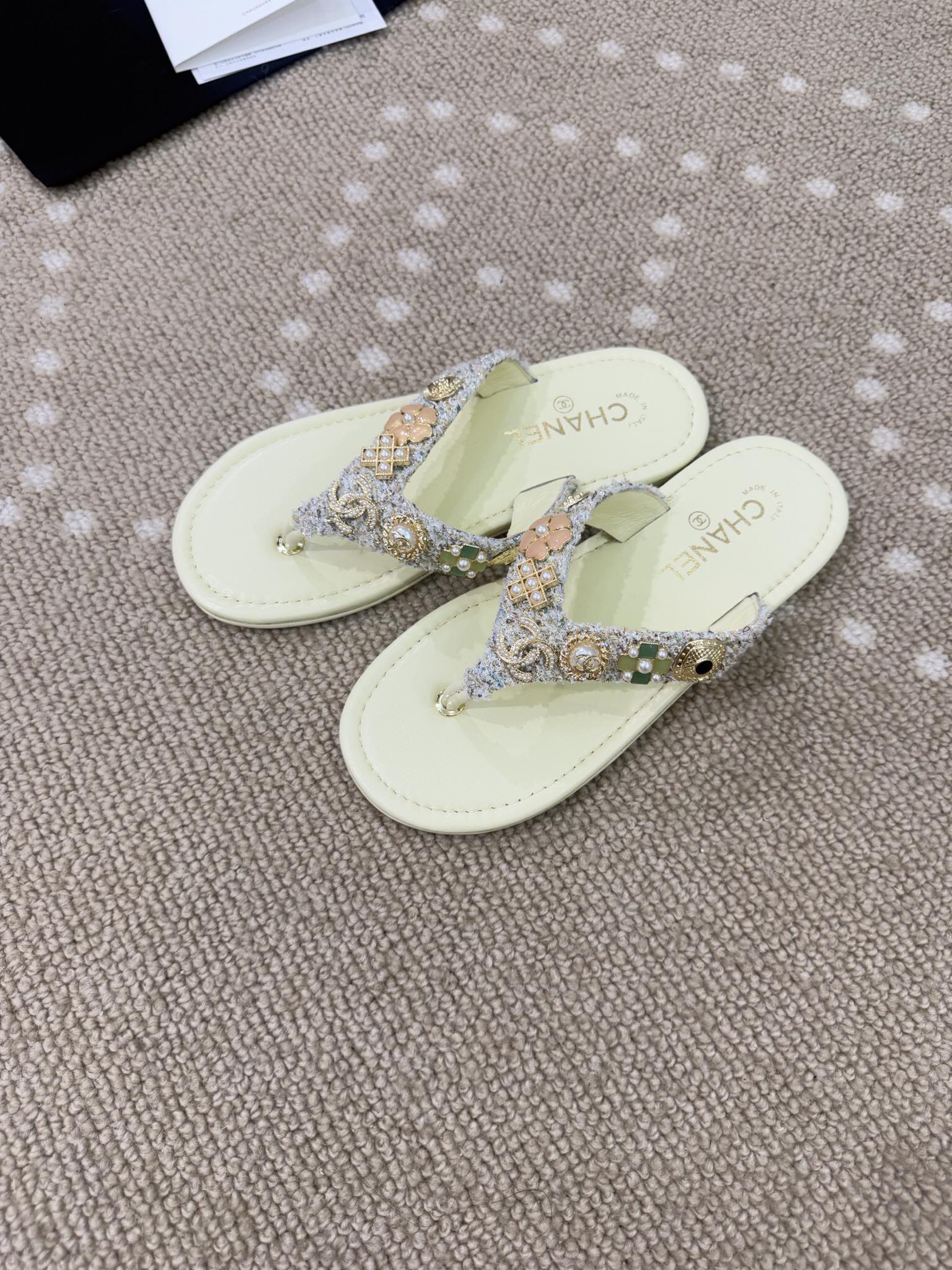 Bagsaaa Ch**el Thongs G46304 Light Yellow