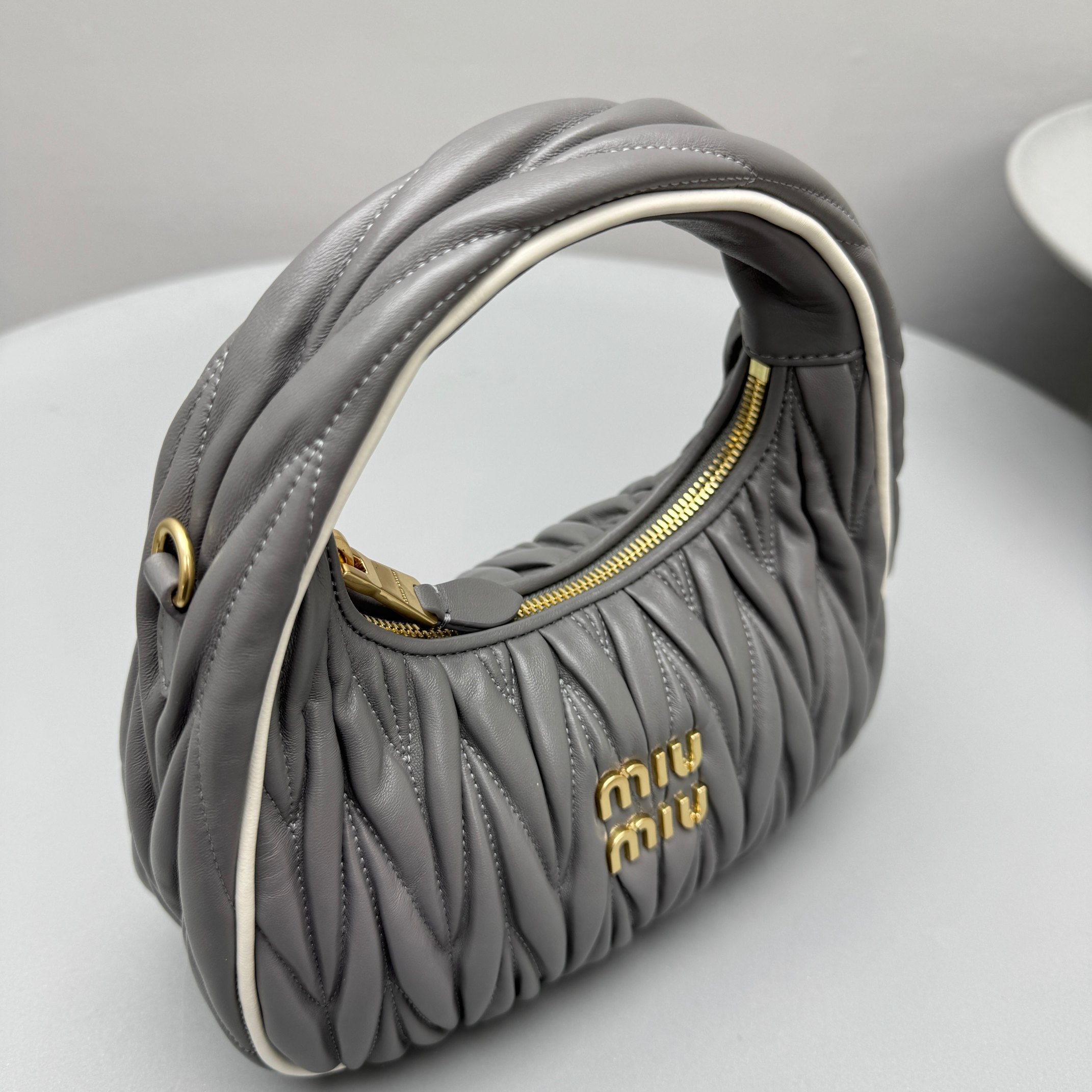 Bagsaaa Miu Miu Wander matelassé nappa leather bag 5BC125 gray - 20cm