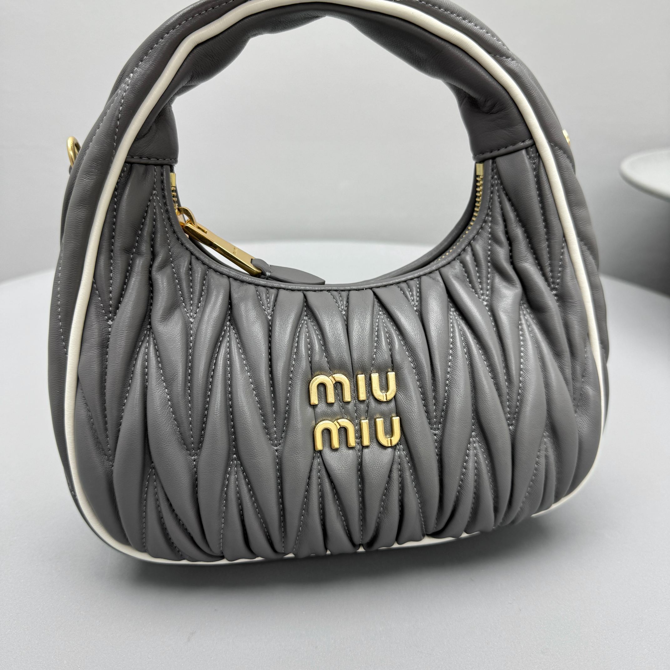 Bagsaaa Miu Miu Wander matelassé nappa leather bag 5BC125 gray - 20cm