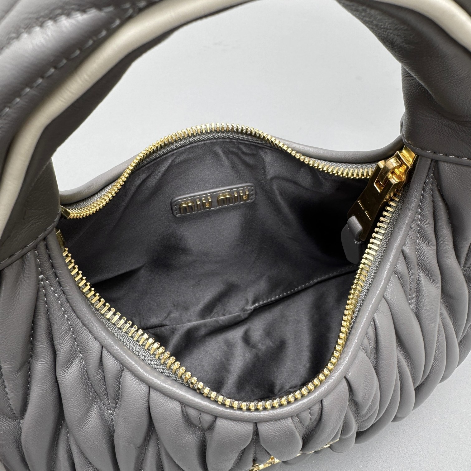 Bagsaaa Miu Miu Wander matelassé nappa leather bag 5BC125 gray - 20cm